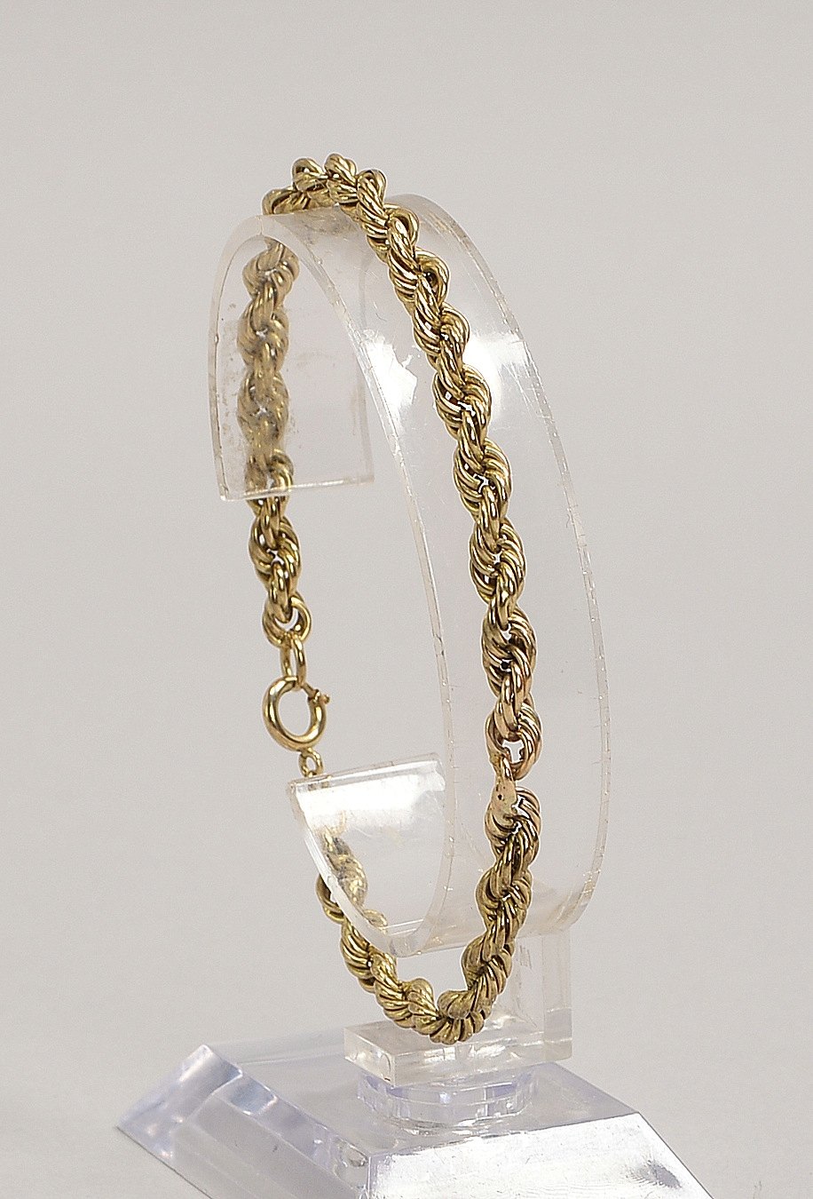 Armband, 333 GG (gest.), Ausführung in Kordeloptik; Länge 19 cm, Gew. 5 g