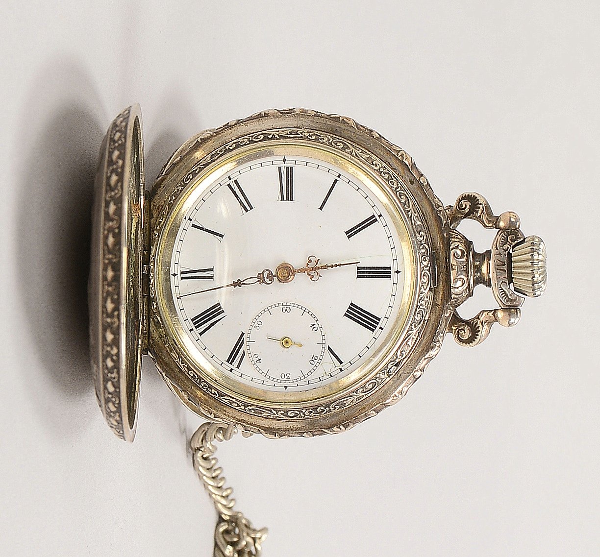 Taschenuhr, 800 Silber-Geh./Metallkette, beids. Deckel ('Jagdszenen') - läuft an; Ø 5 cm