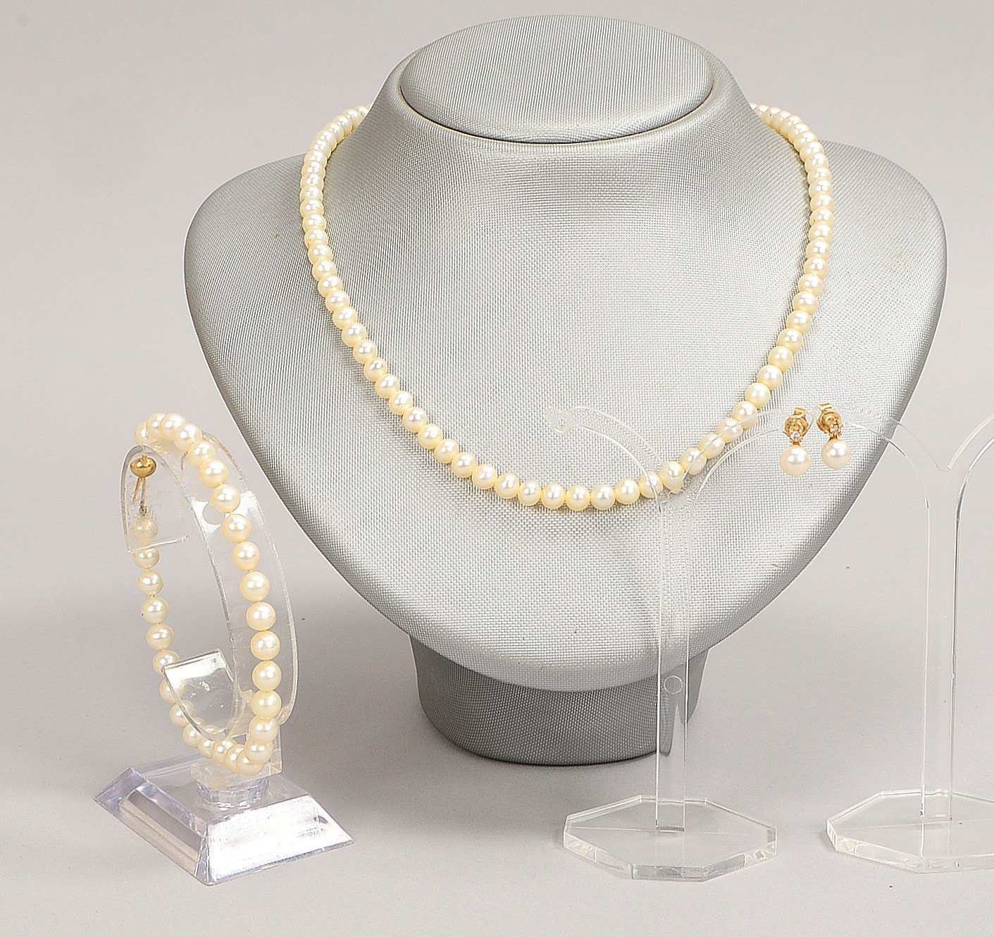 Perlenschmuck, 3-tlg.: Halskette, Länge 55 cm, Armband, Länge 19 cm, und Paar Ohrst.