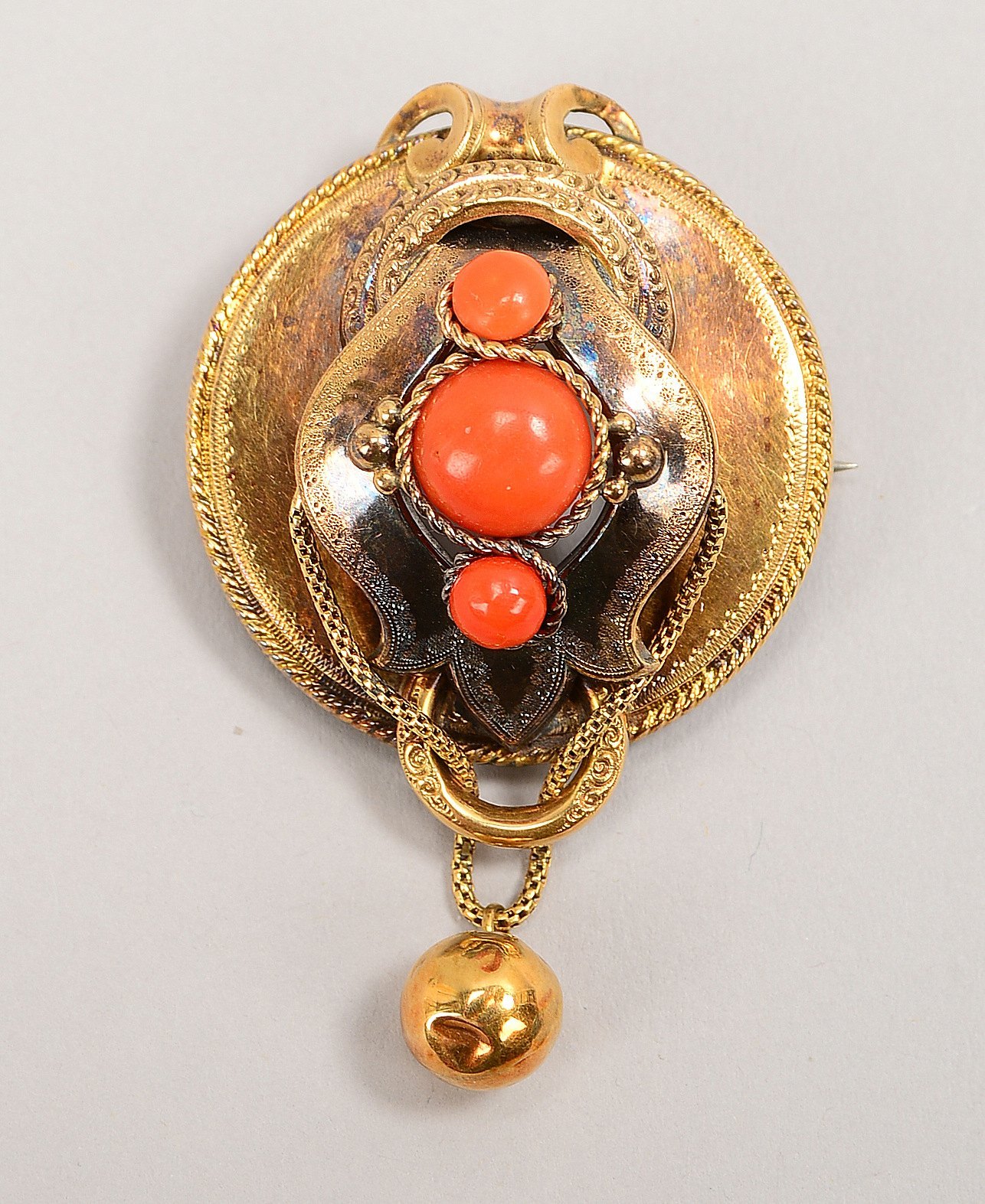 Anhänger/Brosche (Biedermeier), Schaumgold, mit 3-f. Korallenbesatz; Ø 4,5 cm