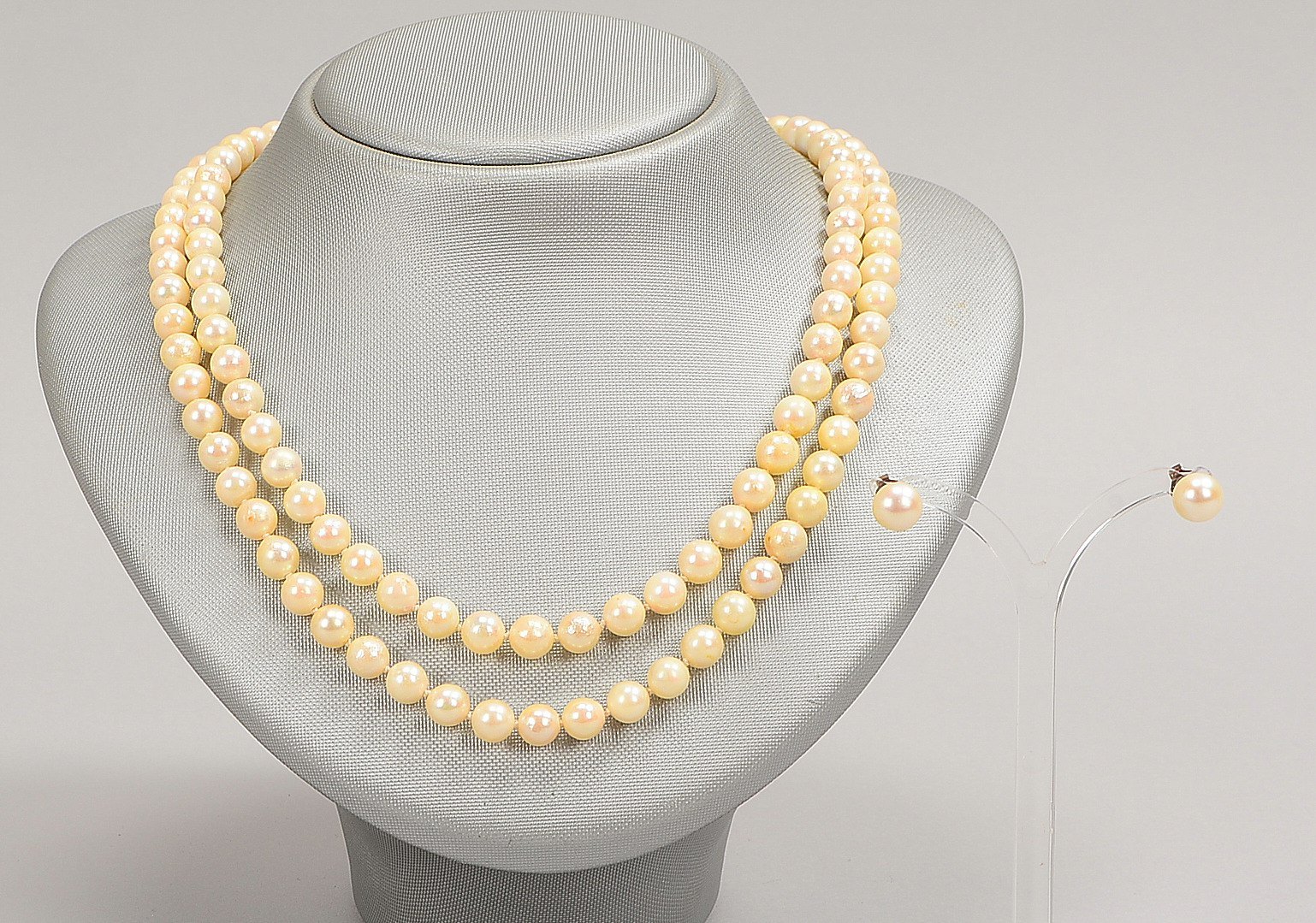 Perlenschmuck: 2-reih. Halskette mit Silberschl.; und Paar Ohrst., 585 GG, mit Perle