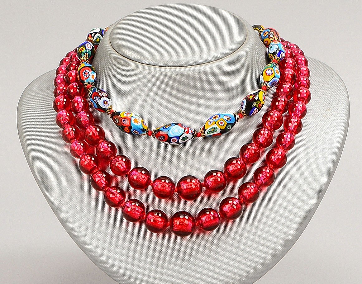2 Halsketten, jeweils mit Glasperlen-Besatz, verschiedene Ausführungen: 1x rotes Glas, 1x Murano, Pe