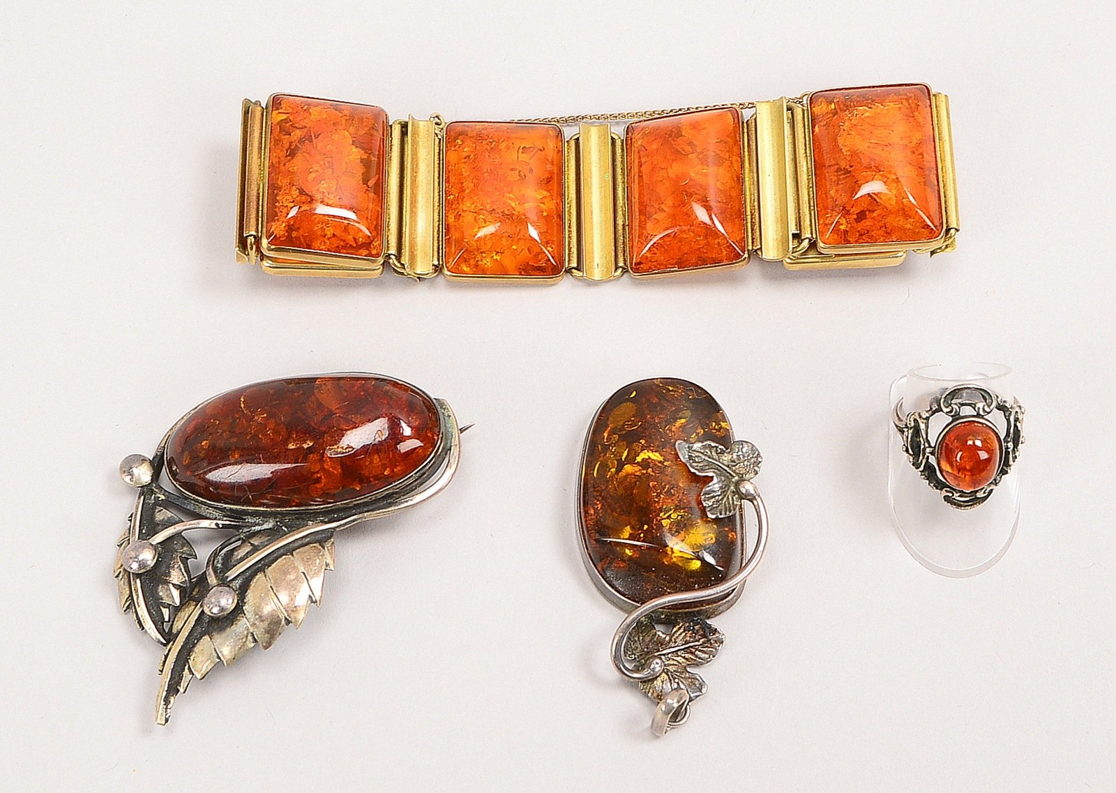4 Silberschmuck-Teile, jew. mit Bernsteinbes.: Armband, Brosche, Anh. und Ring