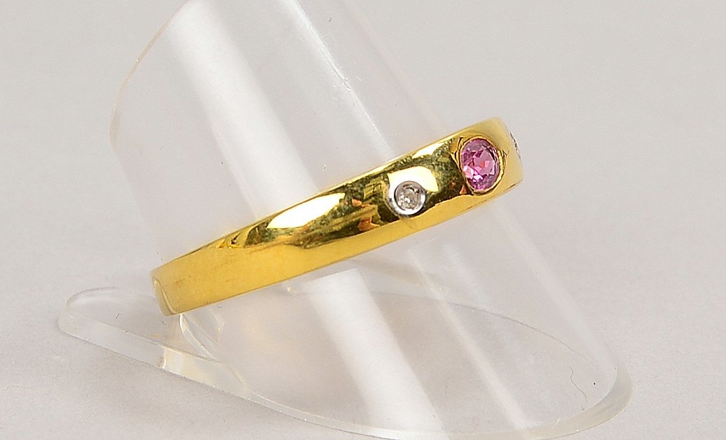 Ring, 333 GG (gest.), mit Rubin und 2x kl. Diamantsplittern; RG 63, Gew. 2,10 g