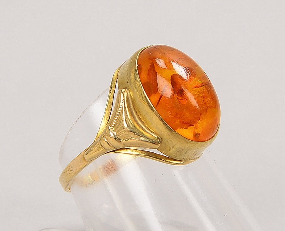 Ring, 333 GG (gest.), besetzt mit einzelnem Bernstein-Cabochon; RG 52, Gew. 2 g