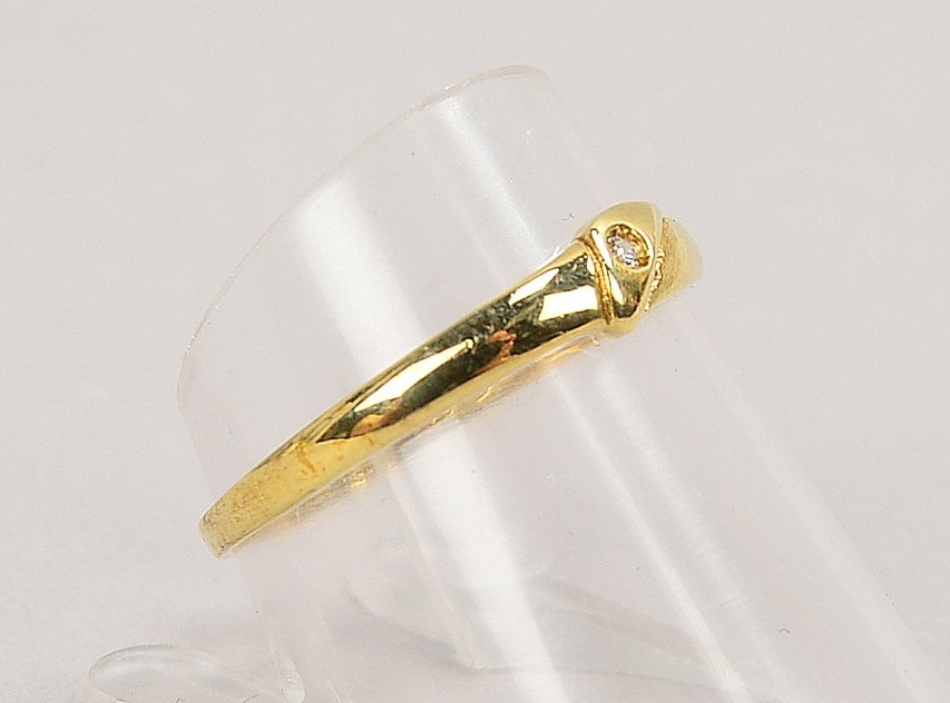 Ring, 585 GG (gest.), mit kl. Diamant von 0,01 ct; RG 55/56, Gewicht 1,15 g