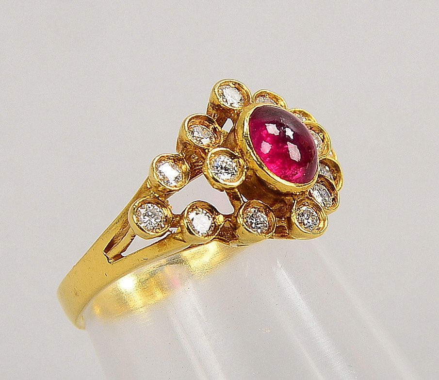 Ring, 750 GG (gest.), mit Rubincabochon und 14x kl. Brill.; RG 52, Gew. 3,90 g
