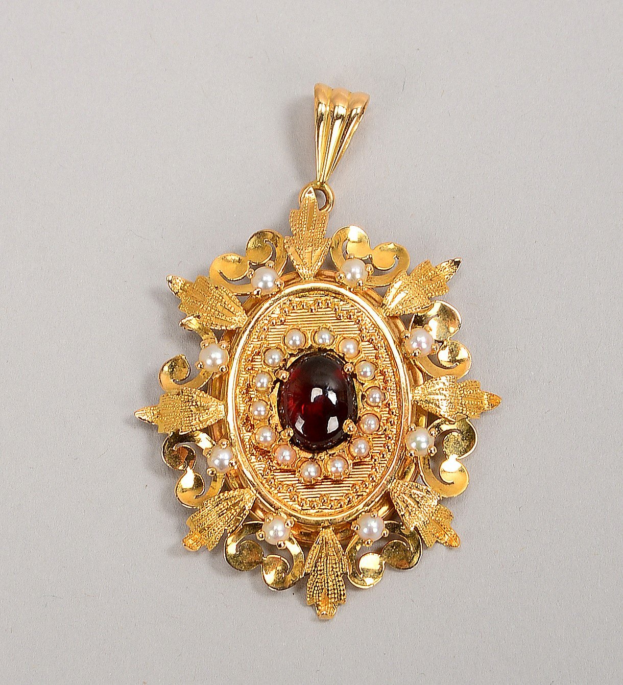 Anhänger (Biedermeier), 585 GG (gest.), mit Granat-Cabochon und Saatperlen; Gew. 9,80 g