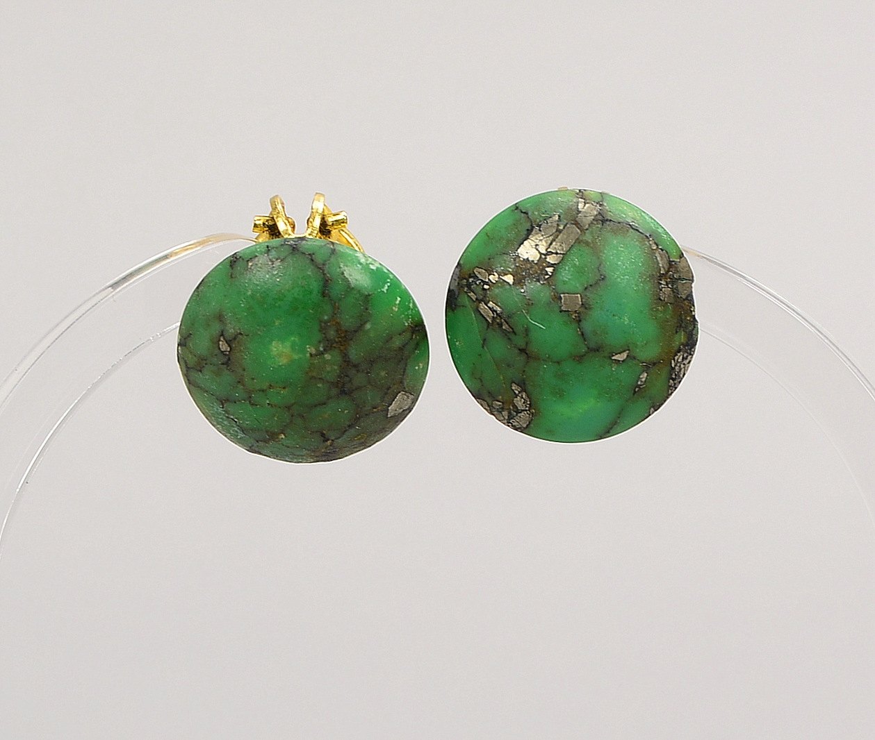 Paar Ohrclips, 585 GG (gest.), mit Malachitbesatz; Durchmesser Ø 16 mm