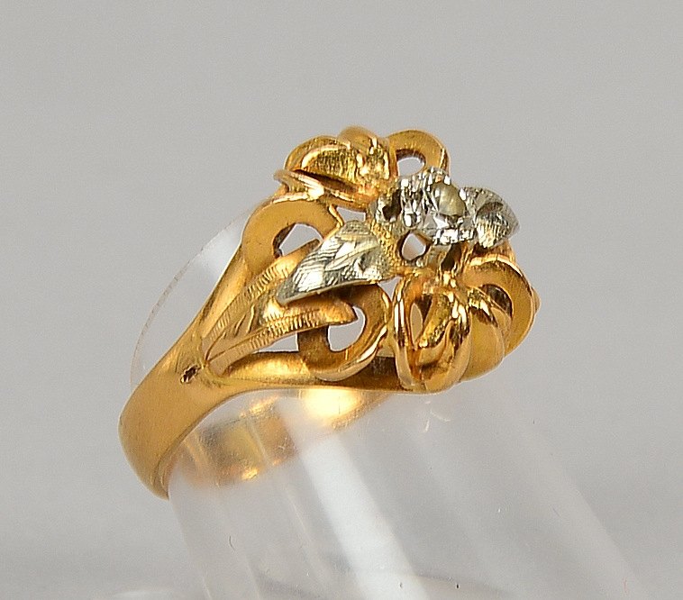 Ring, 750 GG/WG (gest.), mit einzelnem kl. Brill. von 0,25 ct; RG 53, Gew. 5,30 g