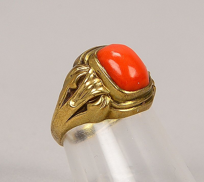 Ring, 333 GG (gest.), Korallenbesatz im Cabochonschliff; RG 52, Gew. 3,20 g