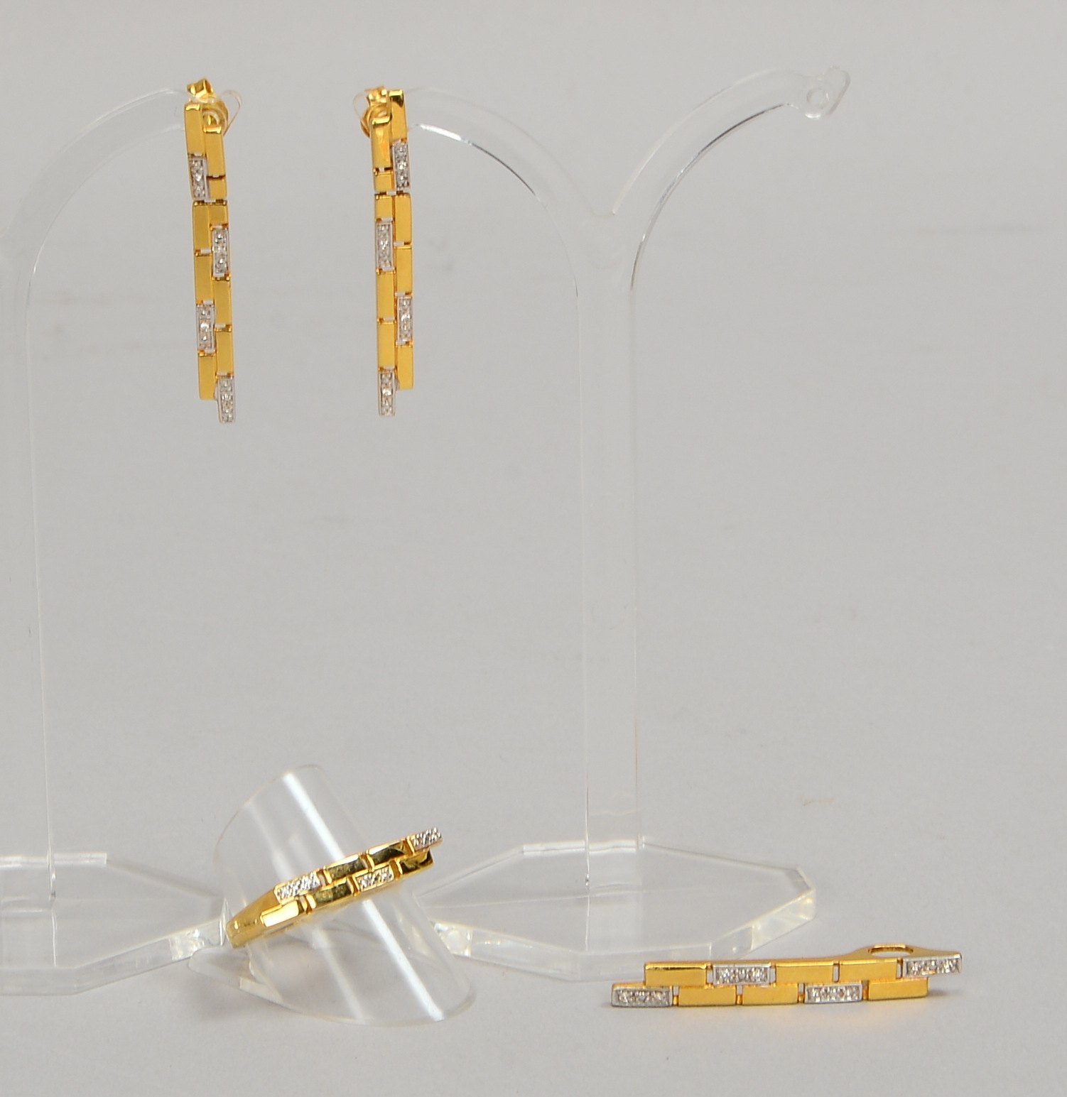 Anh., Ohrstecker und Ring, 750 GG/WG (gest.), 'Backstein'-Glieder mit Diam.; Gew. zus. 13 g
