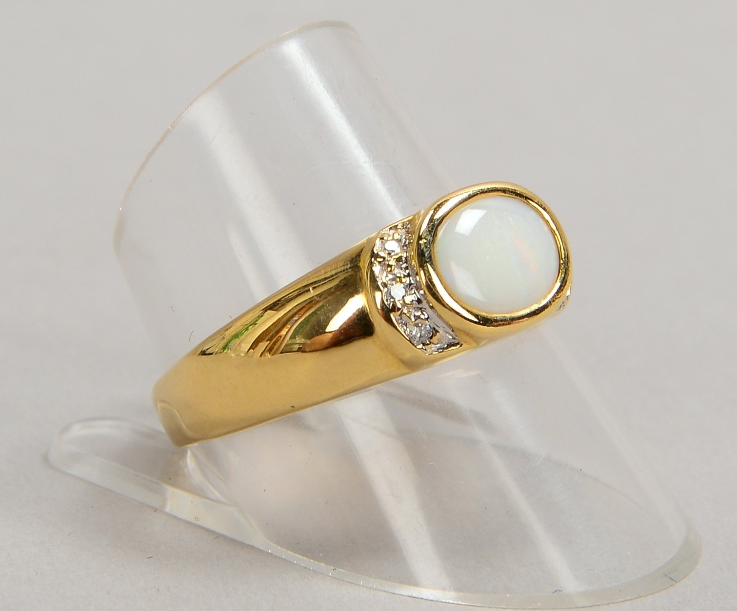 Ring, 585 GG (gest.), mit Opalcabochon und 6x kl. Diamanten; RG 61, Gew. 3,50 g