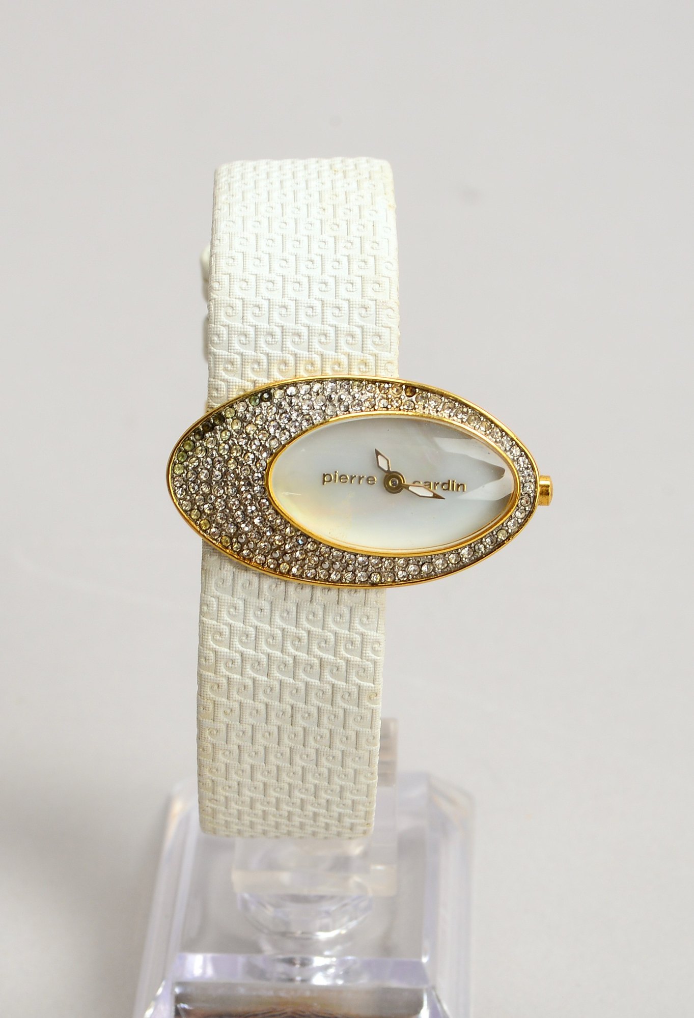 DAU Pierre Cardin, ovale Form, Gehäuse mit Steinbesatz, an weißem Band