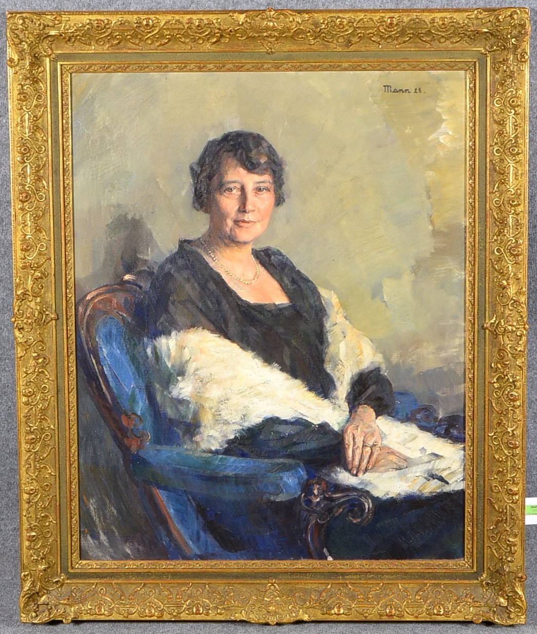 Mann, W., 'Sitzende Dame mit Stola', Öl/Lw, sign./dat. (19)'28'; Rahmenmaße 122 x 102 cm