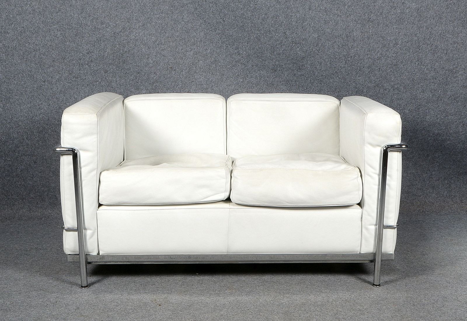 Cassina-Sofa, 'LC 2', verchr. Metallrohr, weißes Leder, Entw. Le Corbusier u.a., bez.