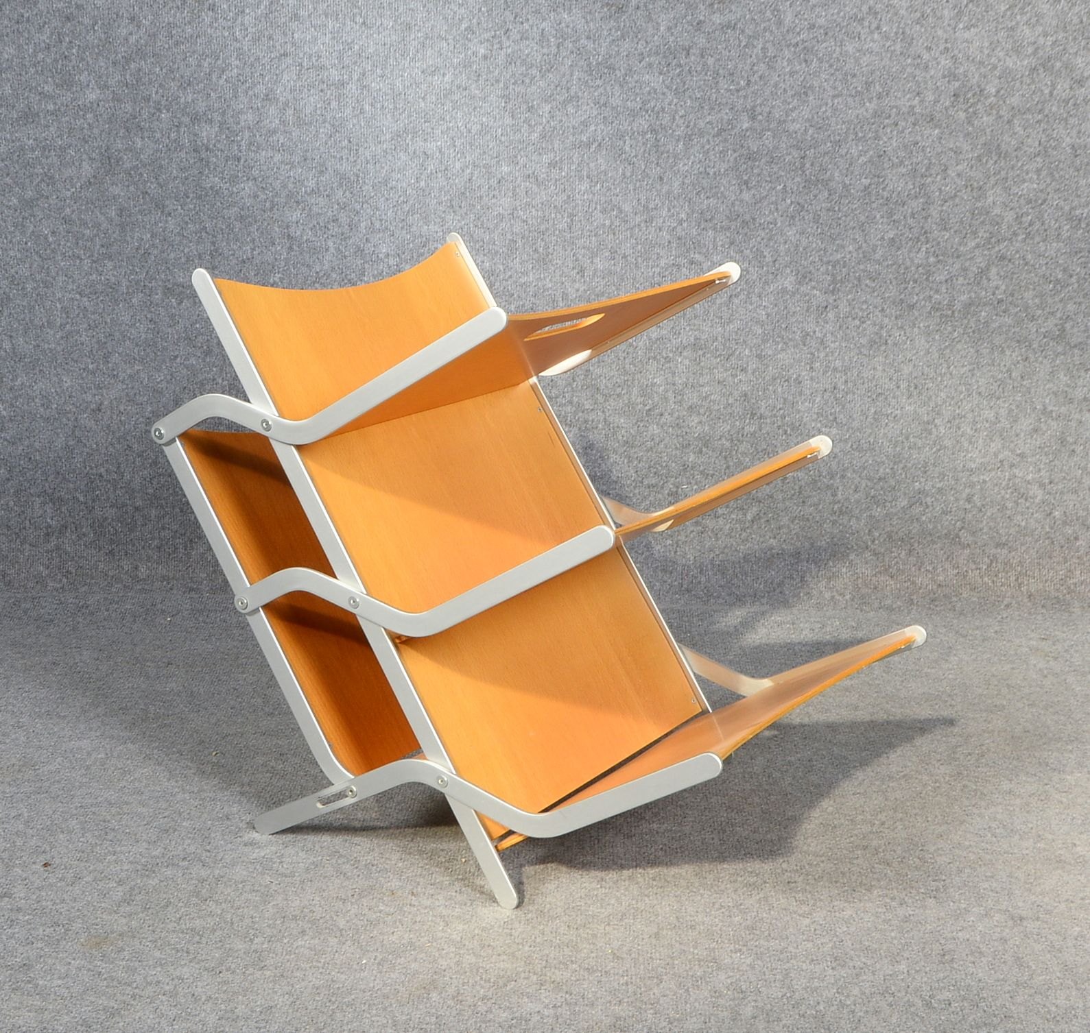 Ycami Edizioni, Designer-Zeitungsständer, Alu-Gestell/Buche, Entw. Paul Barbieri