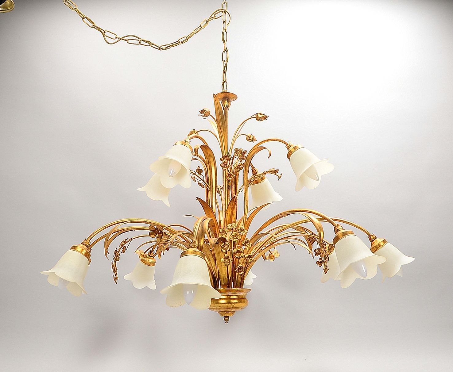 Deckenlampe, 12-fl., Metall/goldgef., satin. Opalglasschirm/mit flor. Dekor; Ø 120 cm