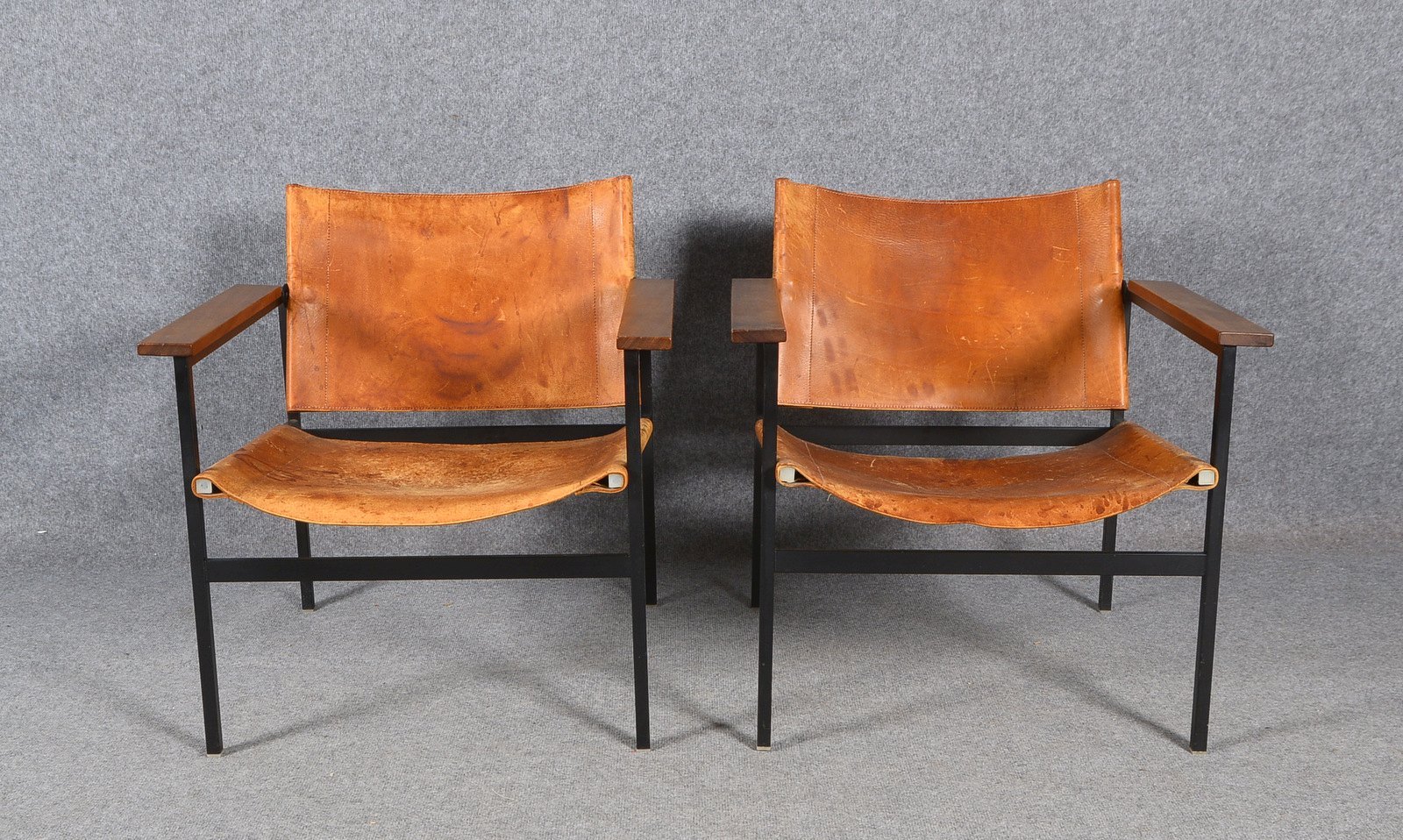 Thonet, 2 Armlehnstühle, 'ST 805', Stahlgestell/Teakholz und Leder, Entw. E. Harlies