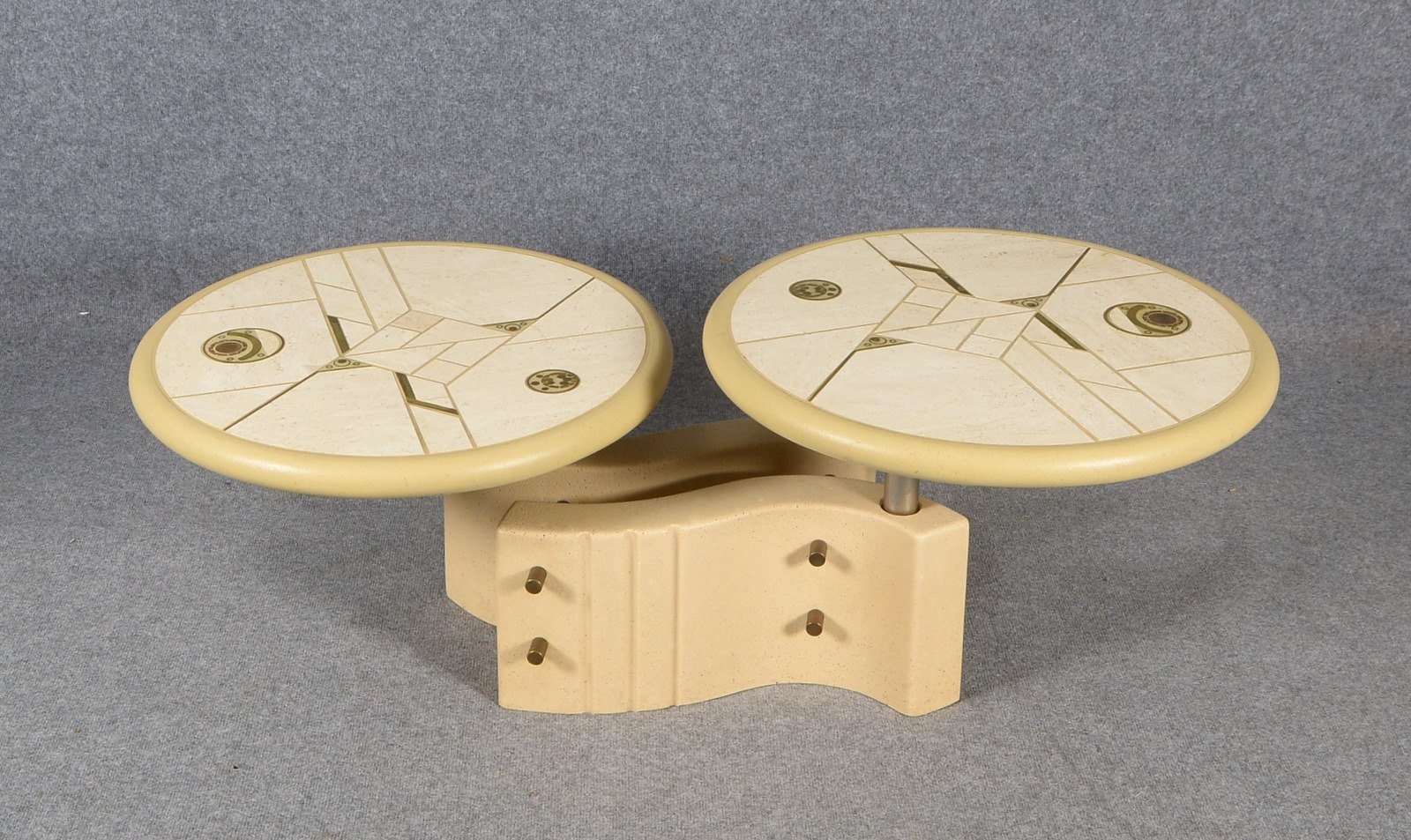 2-tlg. Tisch, drehb. Travertinstein-Platten mit Messing-Einl./Münze, Entw. P. Klingma
