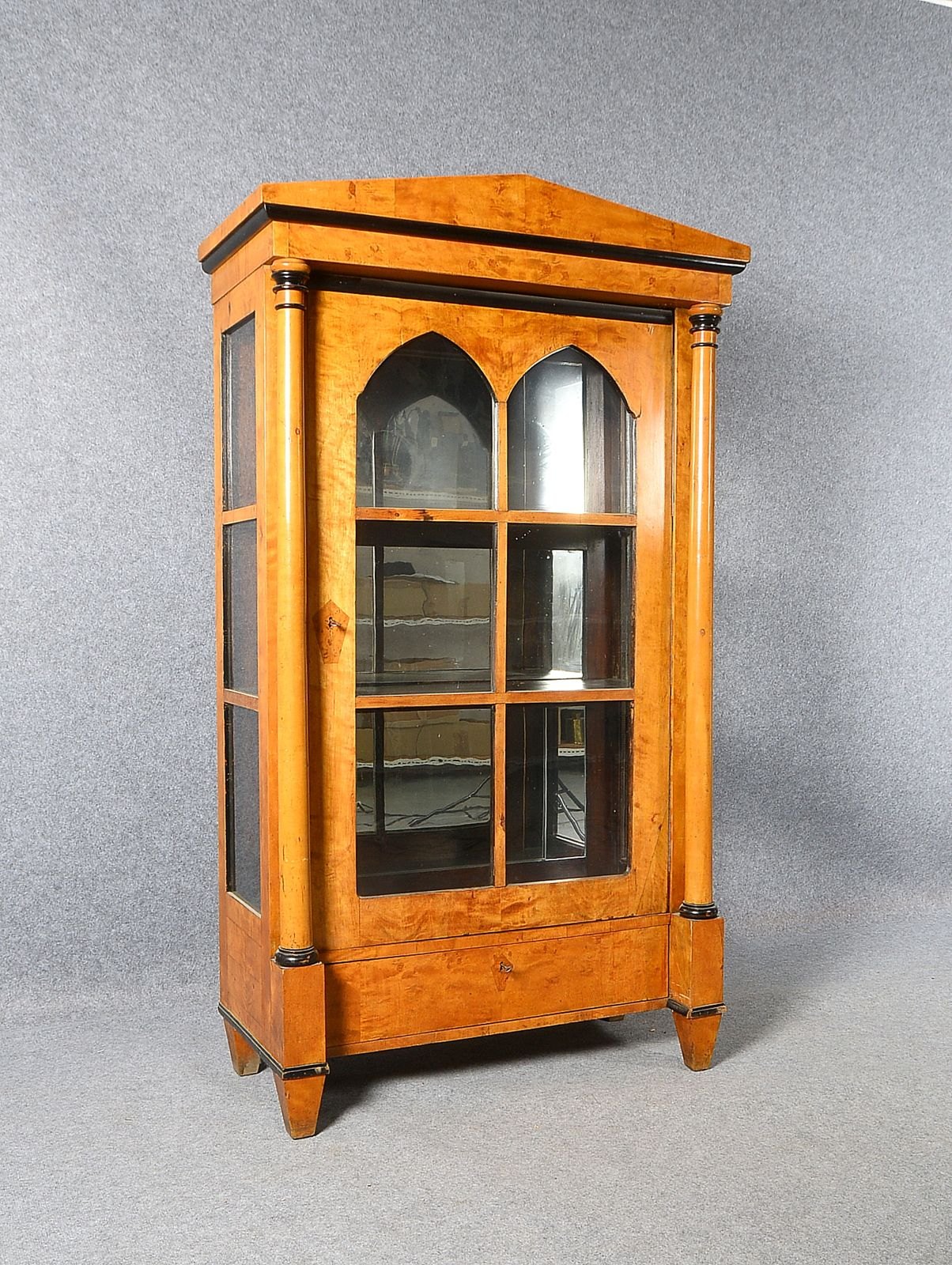 Vitrine (Biedermeier), Nadelholz/Birke, 1-schüb./1-tür., 3-seitig verglast; Höhe 179 cm