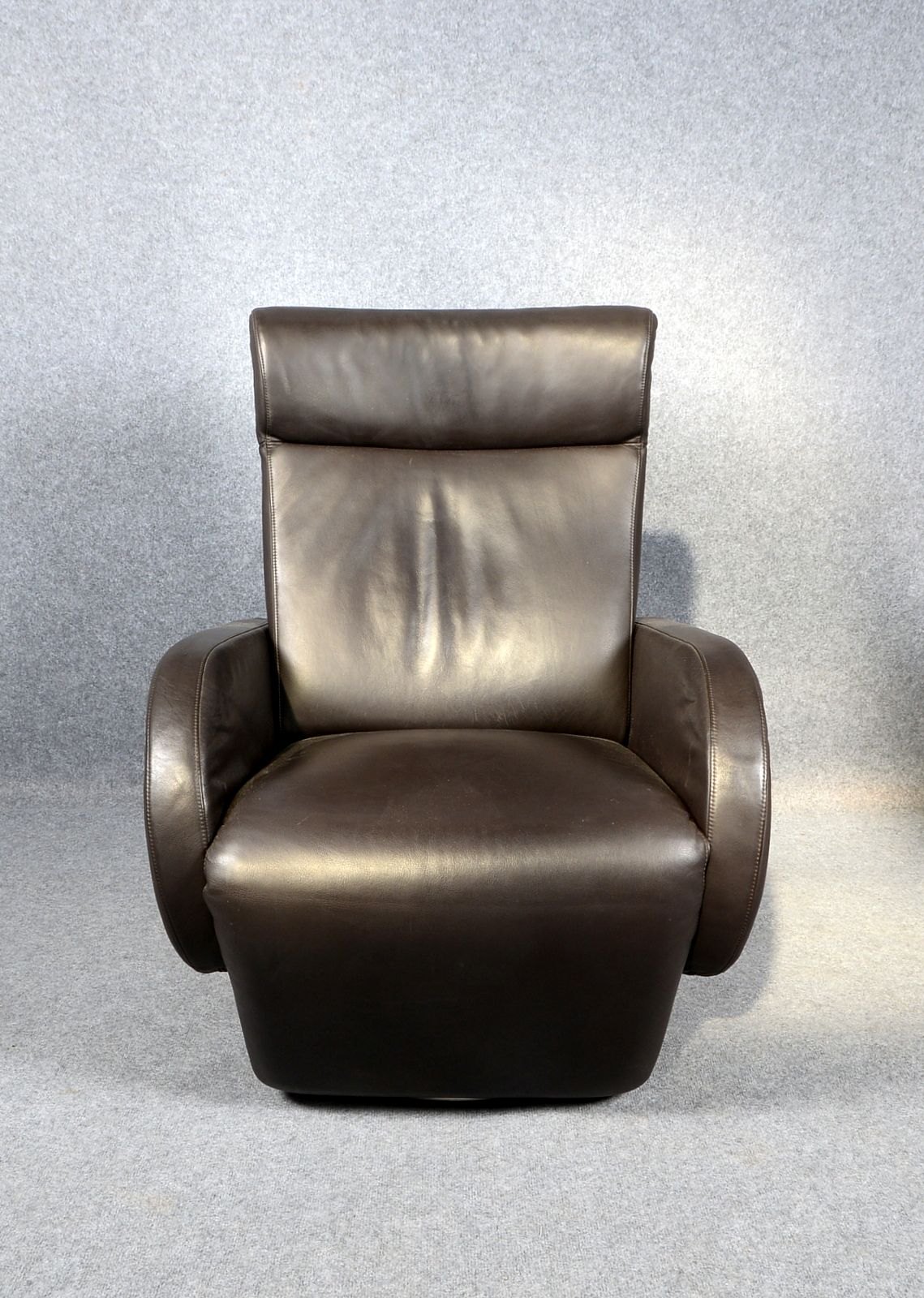 Cor, Armlehn-/Relaxsessel, dkl.-braunes Leder, drehbar, zur Liegepos. verstellbar; Höhe 110 cm