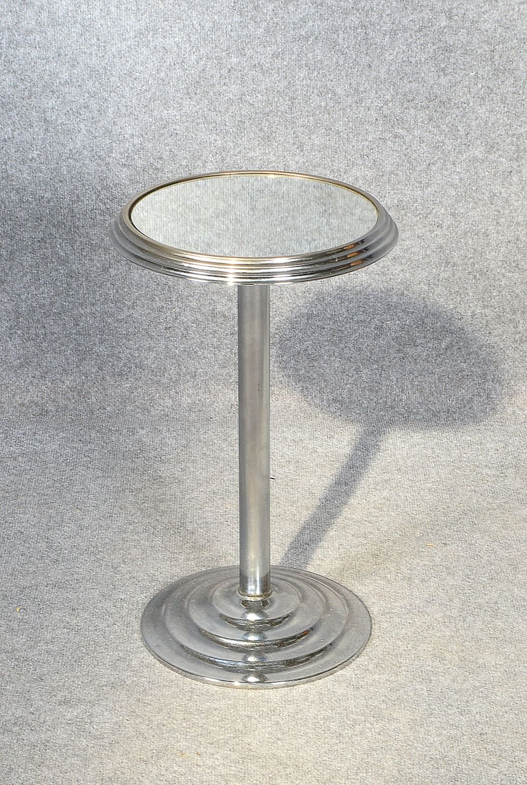 Beistelltisch (Art déco-Stil), verchromtes Metall, Platte verspiegeltes Glas, auf getrepptem Fuß; Hö