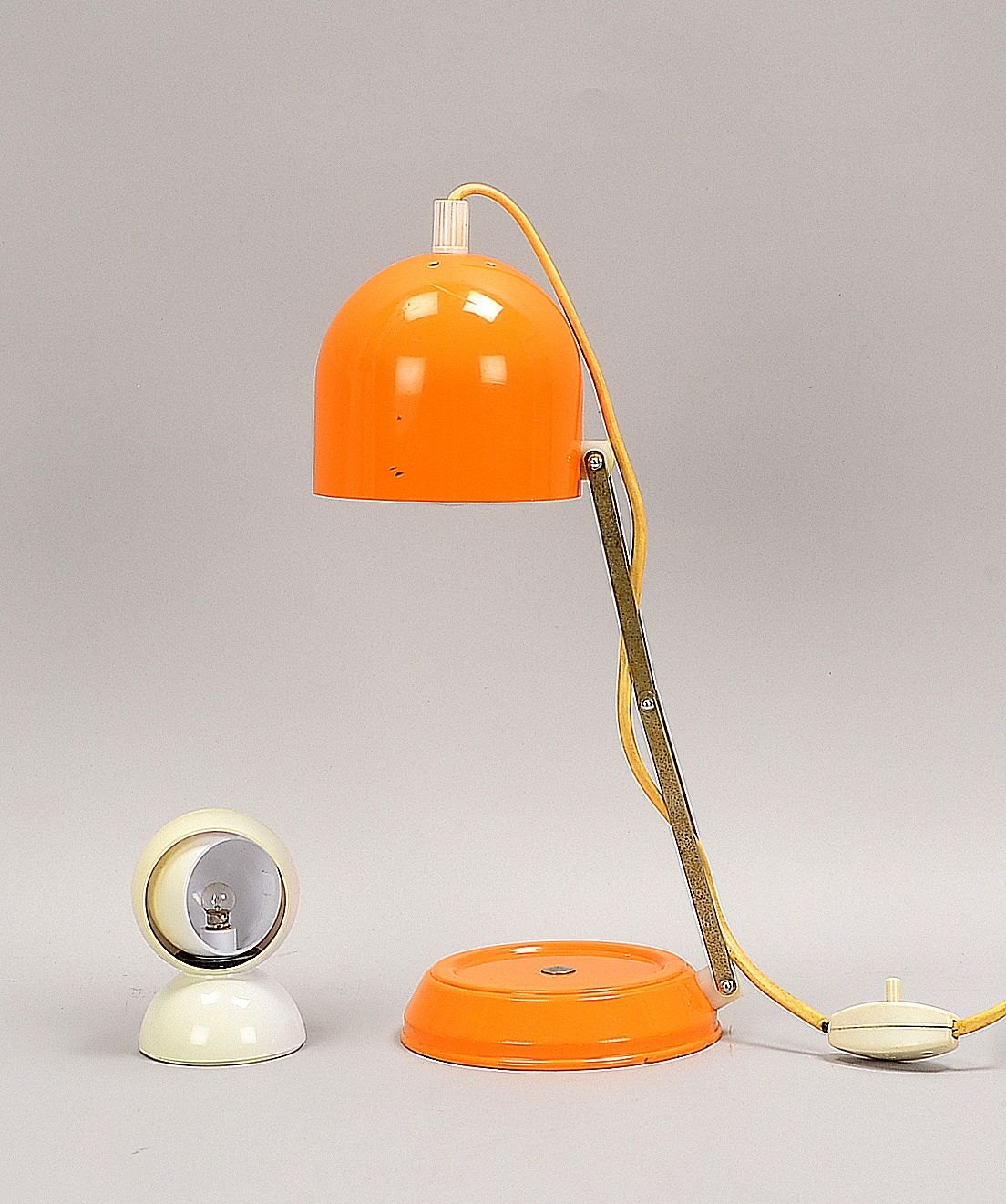 2 Vintage-Tischlampen: 1x Mod. ähnl. Artemide, 'Eclisse'; 1x Gelenklampe (1960er/1970er)