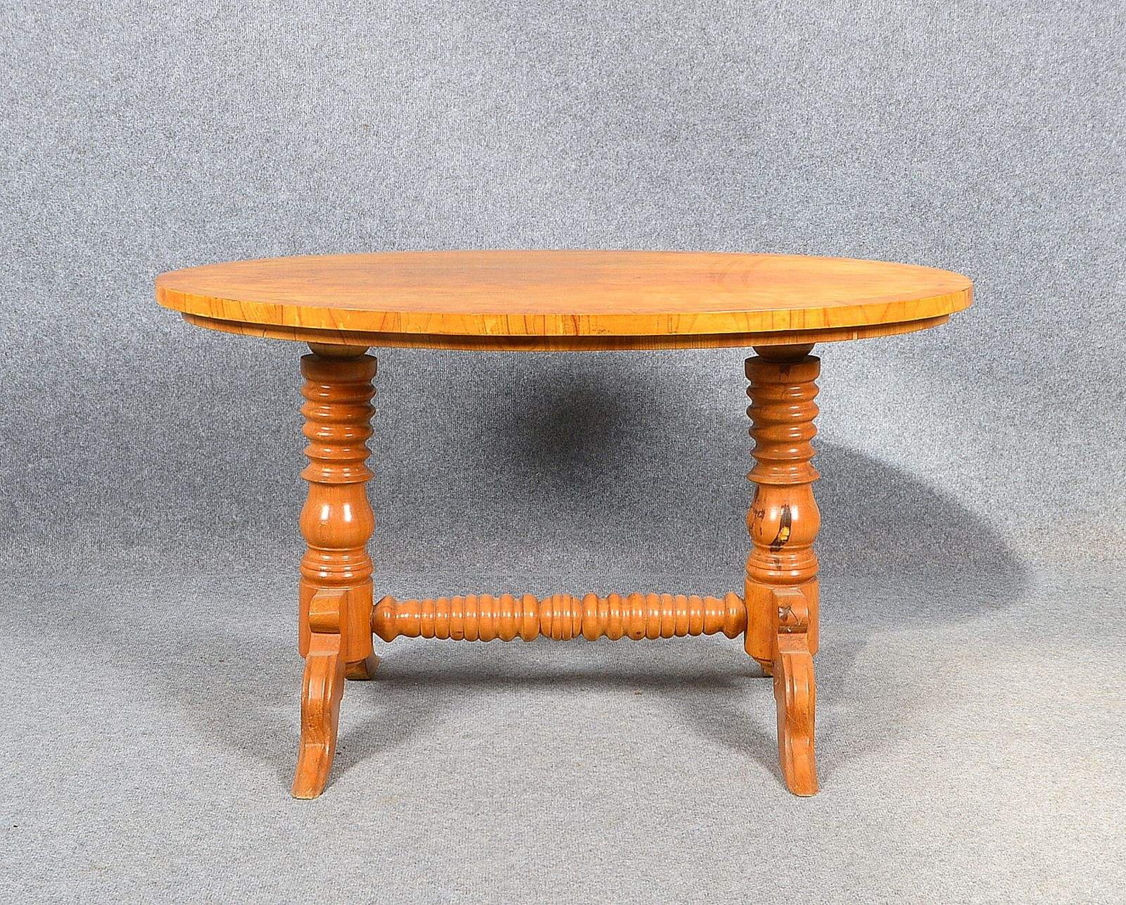 Tisch (im Biedermeier-Stil), Kirschbaumfurnier, ovale Form; Höhe 63 cm, Breite 110 cm