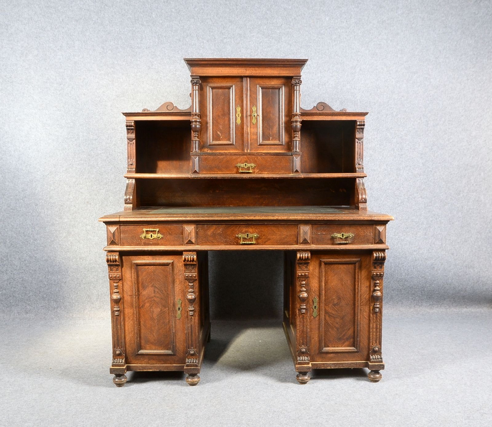 Schreibtisch, Eichenfurn., 1-schüb./2-tür., 2x Freifächer, 3-schüb. Zarge, 2x seitl. Module