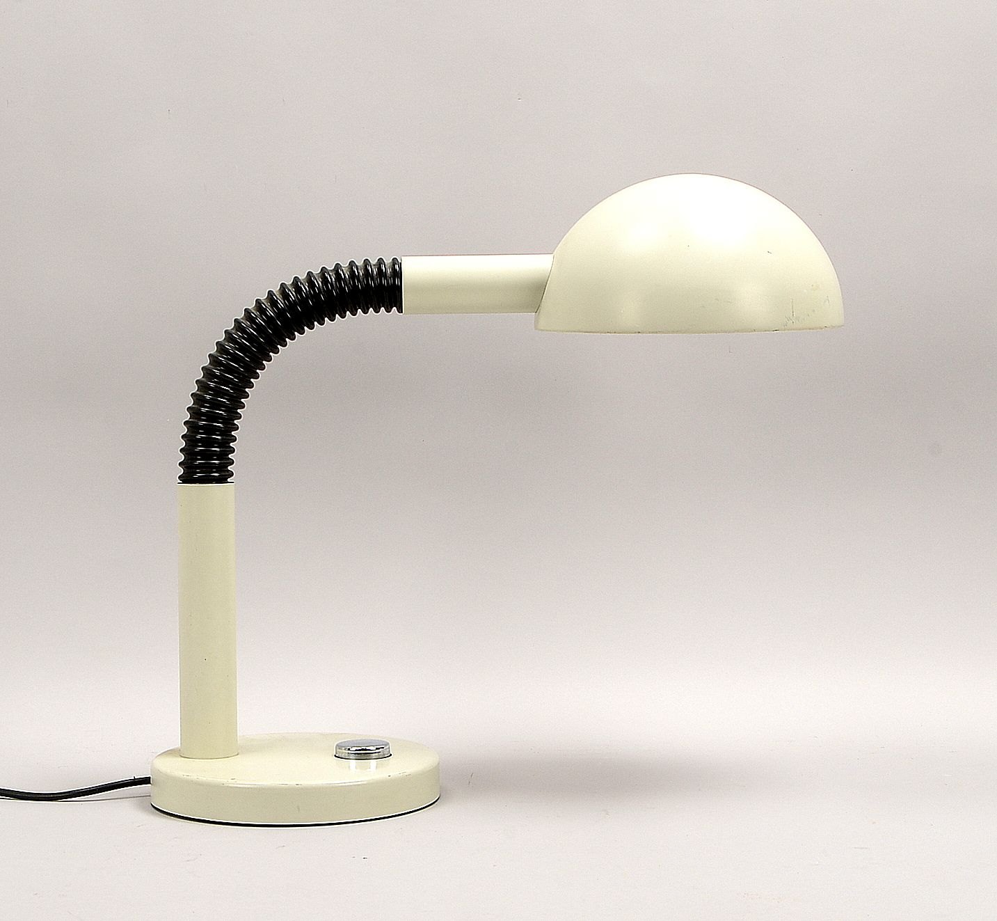 Schreibtischlampe, Metall hellgrau lack., verstellb. Schwanenhals, Druckschalter