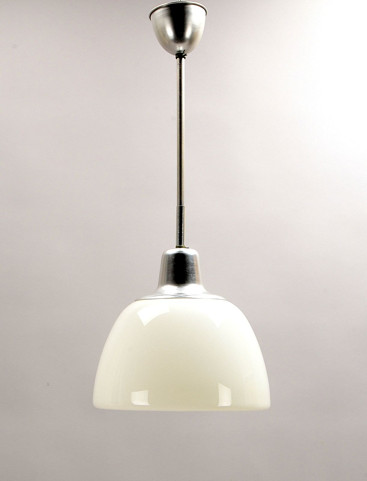 Designer-Deckenlampe, Alu-Abh., mit Opalglasschirm; Abhänghöhe ca. 62 cm, Ø 28 cm