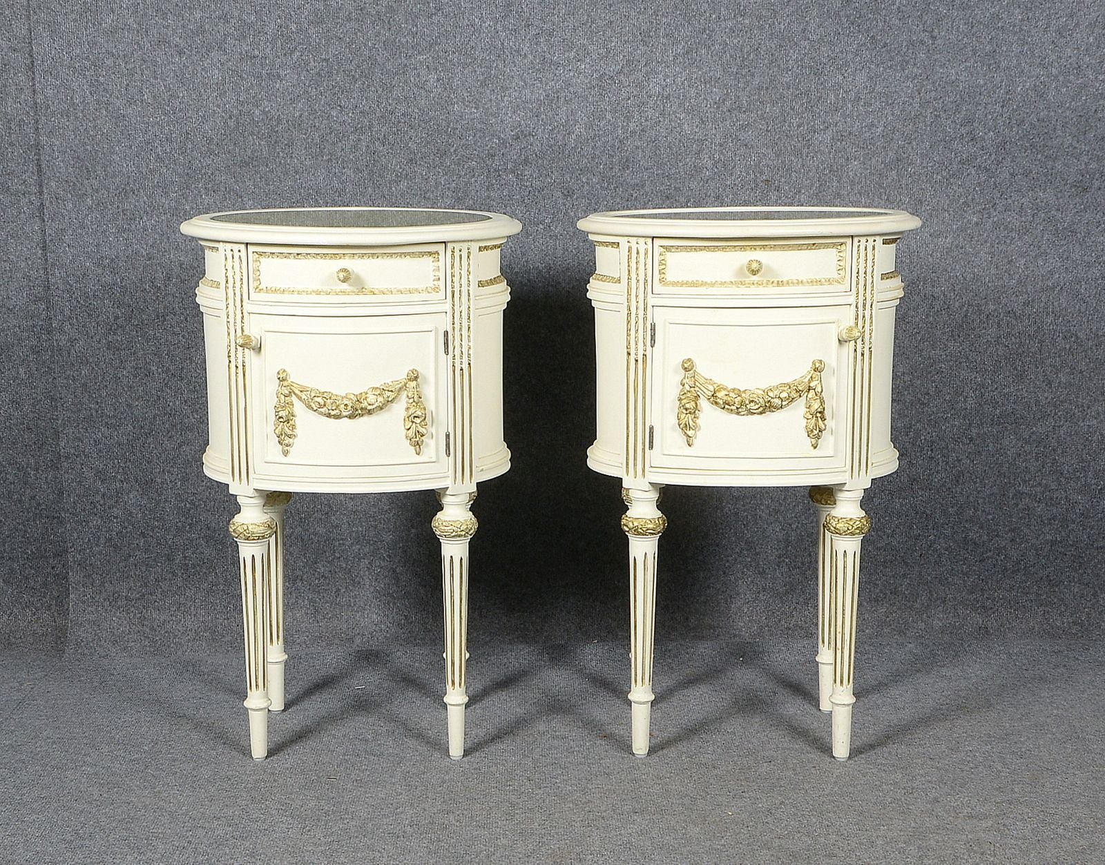 Paar Nacht-/Beistelltische (im Empire-Stil), jeweils mit aufgelegter Glasplatte; Höhe 77,5 cm
