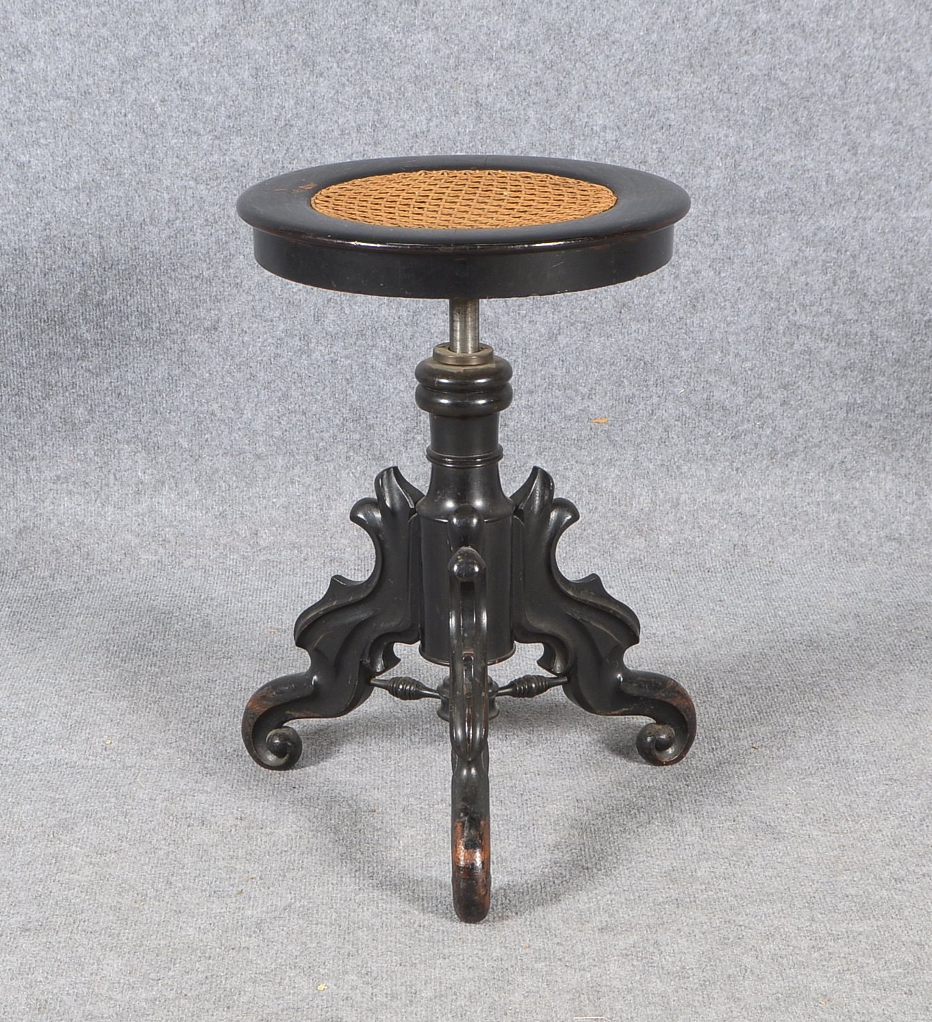 Klavierhocker (wohl Wien, um 1900), ebonis. Holz/bastbespannt - höhenverst., 3-beinig