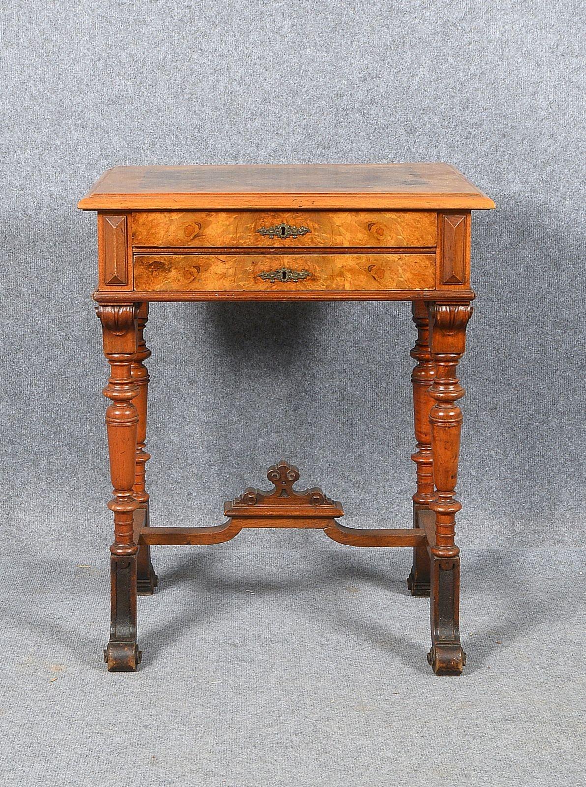 Nähtisch, Nussbaum, 2-schüb., aufklappb. Deckplatte; Höhe 74,5 cm, Breite 59,5 cm