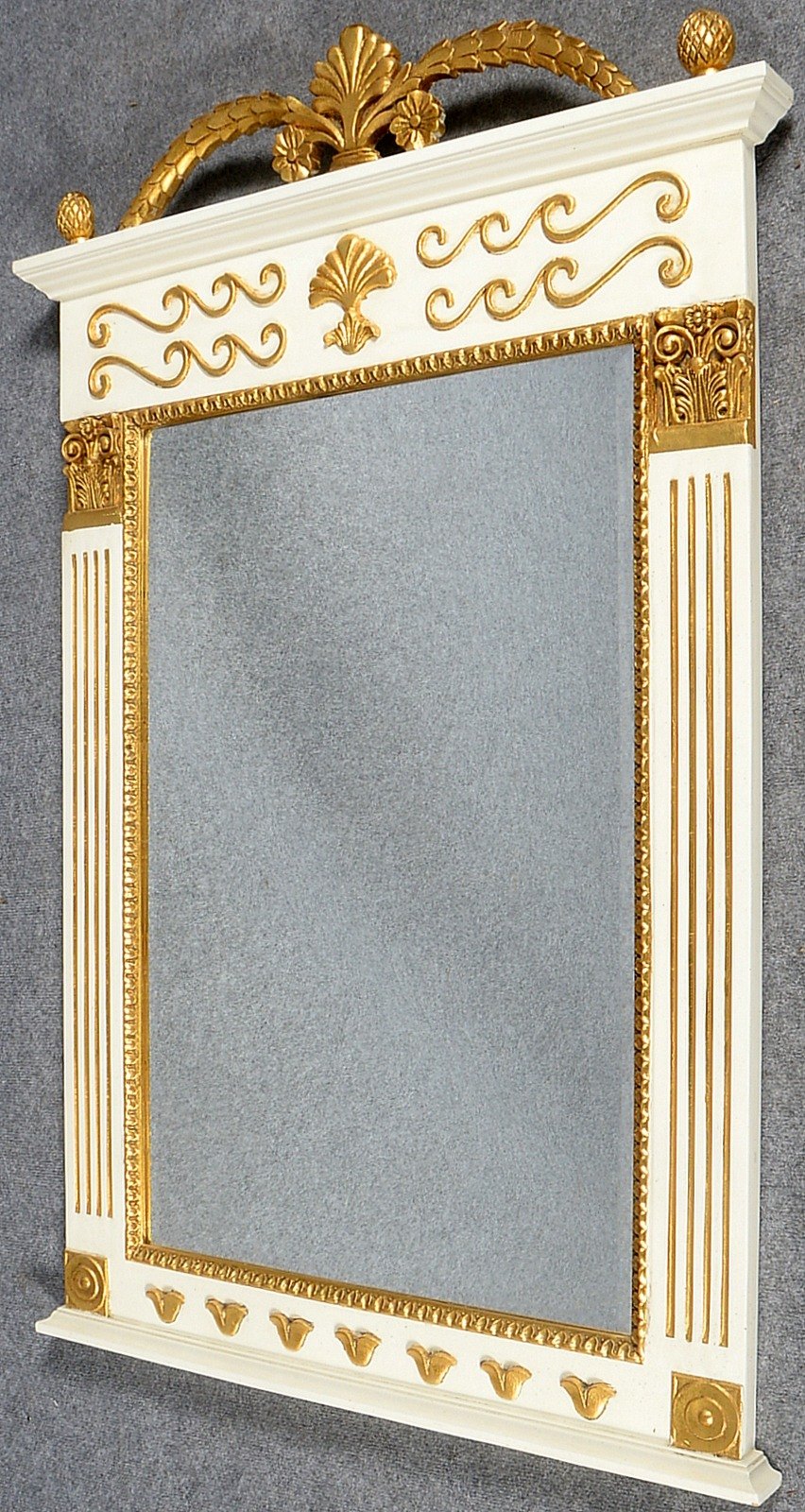 Wandspiegel (Historismus-Stil), fac. Spiegelglas, teilverg. Rahmen; Maße 135,5 x 87 cm