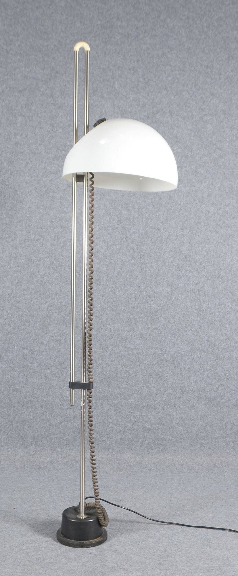 Kartell/Italien (1970er Jahre), Designer-Stehlampe, Modell '4026', weißer Kunststoffschirm, Spiralka
