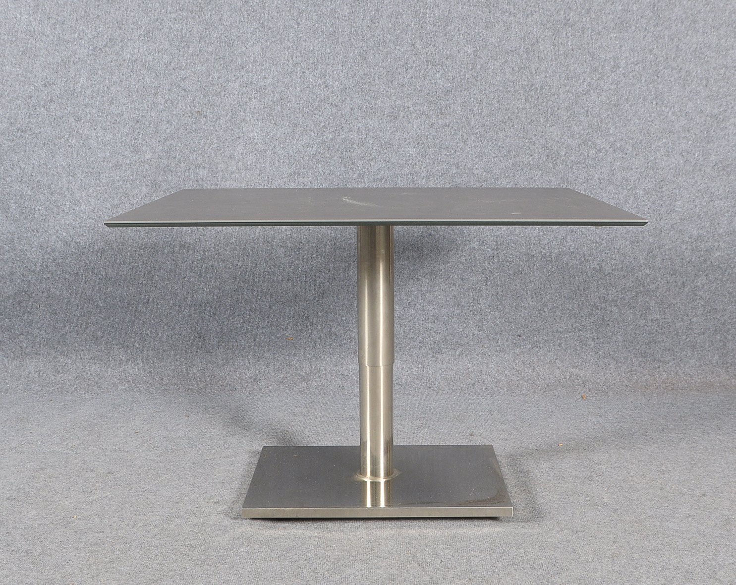 Ronald Schmitt, Couchtisch, 'K436', Glasplatte auf Edelstahl-Gestell, höhenverst.