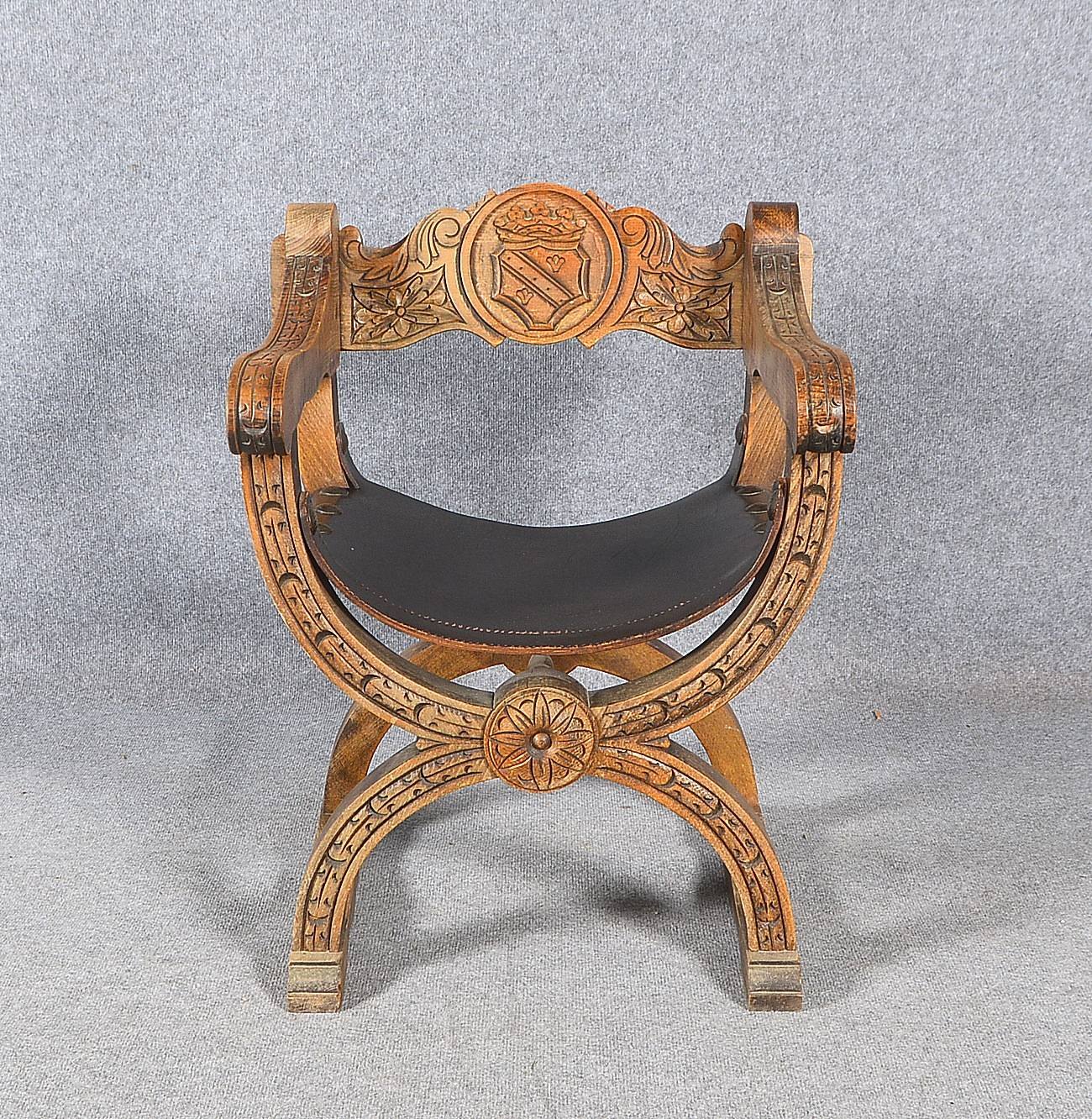 Antiker Armlehnstuhl, Eiche massiv, reich beschnitzt, Sitz schweres Leder; Höhe 79 cm
