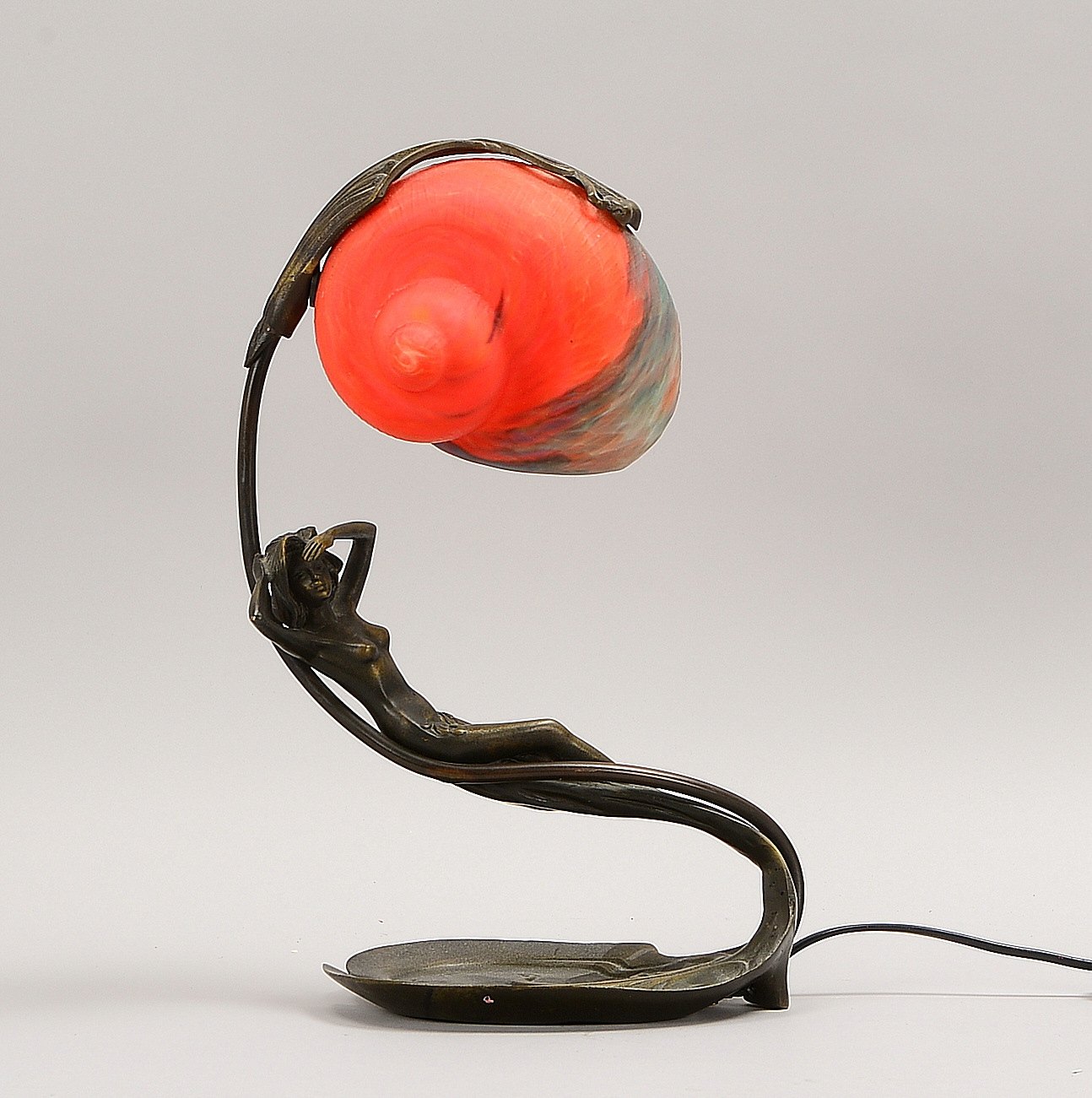 Figürl. Muschellampe, 1-fl., Bronze, 'Weibl. Akt', orangef. 'Nautilus'-Glasschirm