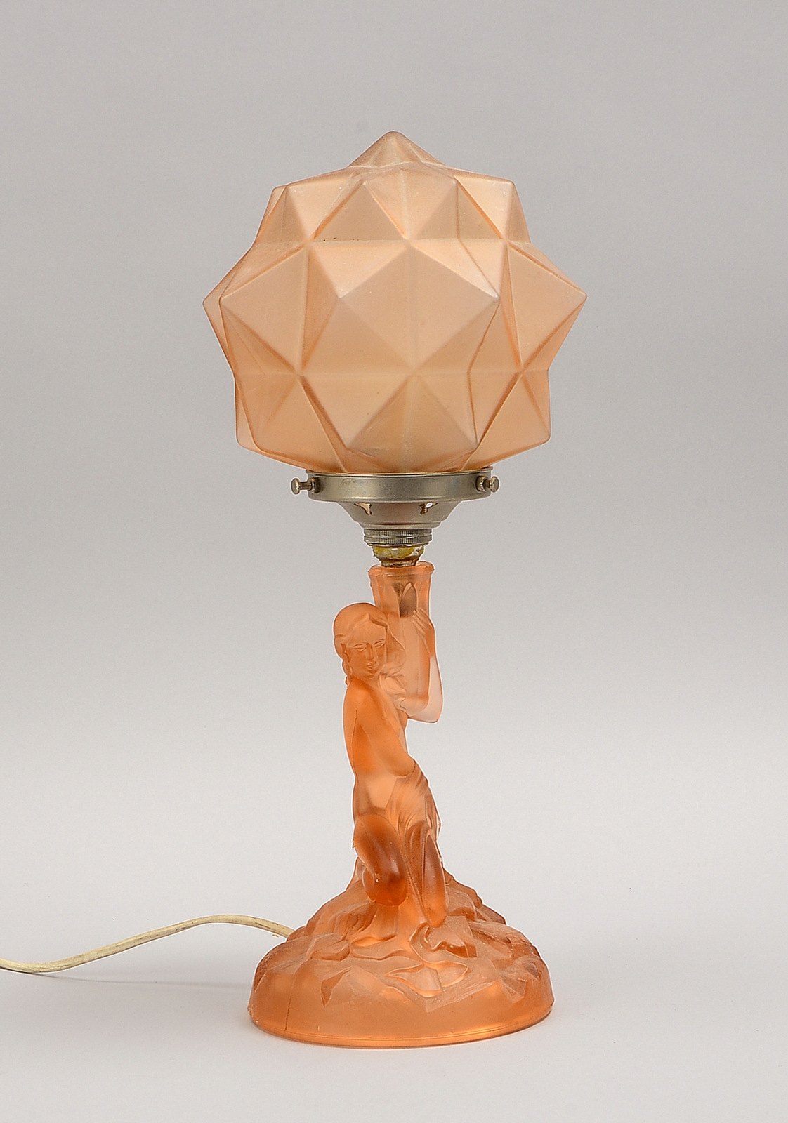 Walther & Söhne, Art déco-Tischlampe, figürl. Glassockel ('Weibl. Akt'), Schirm pfirsichf. Pressglas