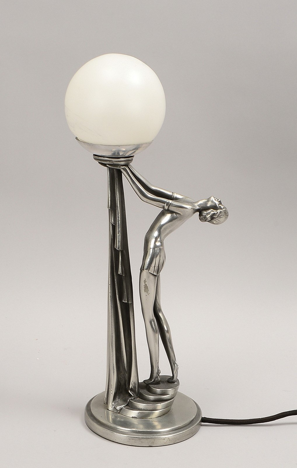 Tischlampe (Art déco), pat. Alu-Figur, 'Grazie', auf Sockel, Opalglas-Schirm, Schnurschalter