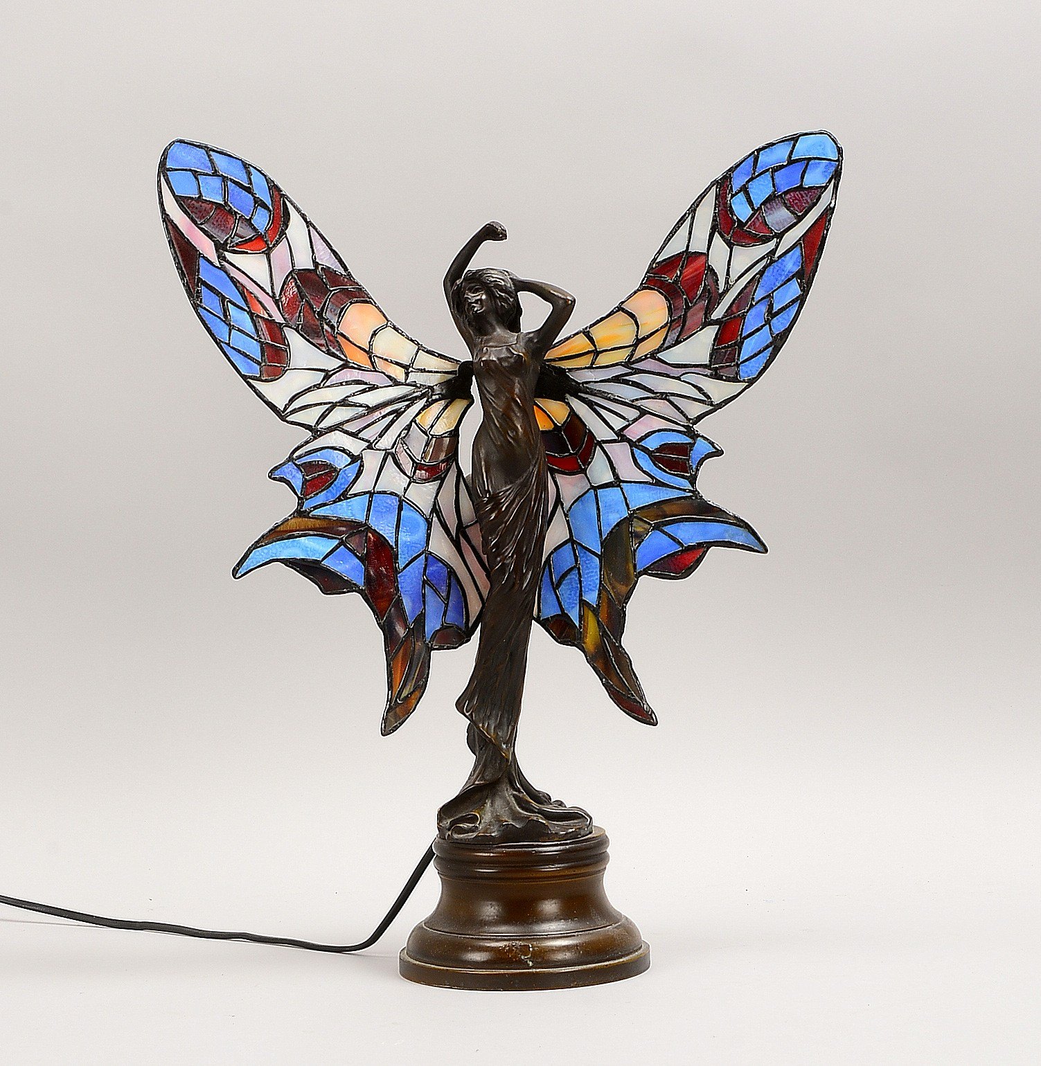 Figürl. Tischlampe (Tiffany-Art), 2-fl., 'Madame Butterfly', Bronze/Glas, sign.; Höhe 48 cm