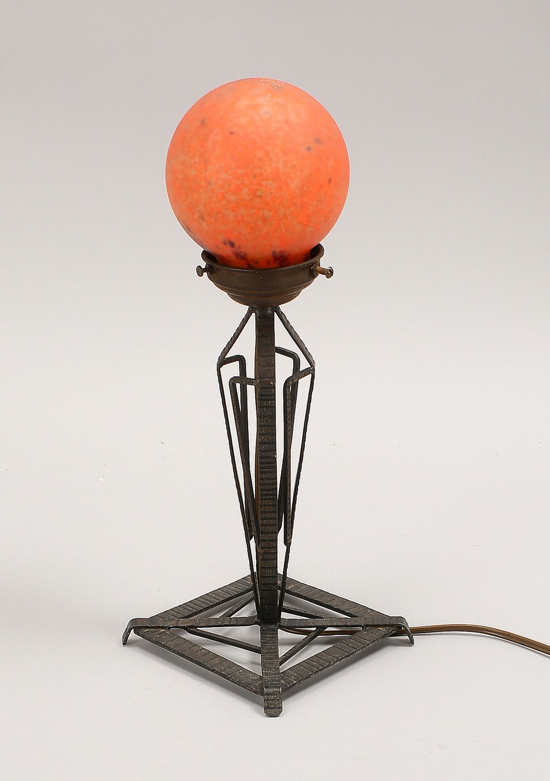 Art de France, Tischlampe, schmiedeeiserner Schaft, Schirm satin. Glas/mit Einschm.