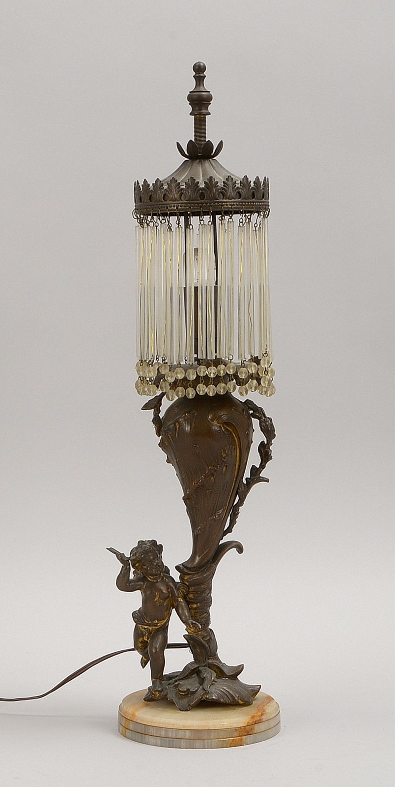 Tischlampe, 1-fl., bronz. Buntmet., figürl. Schaft mit kl. 'Amor', Glasbehang, auf Onyx-Sockel