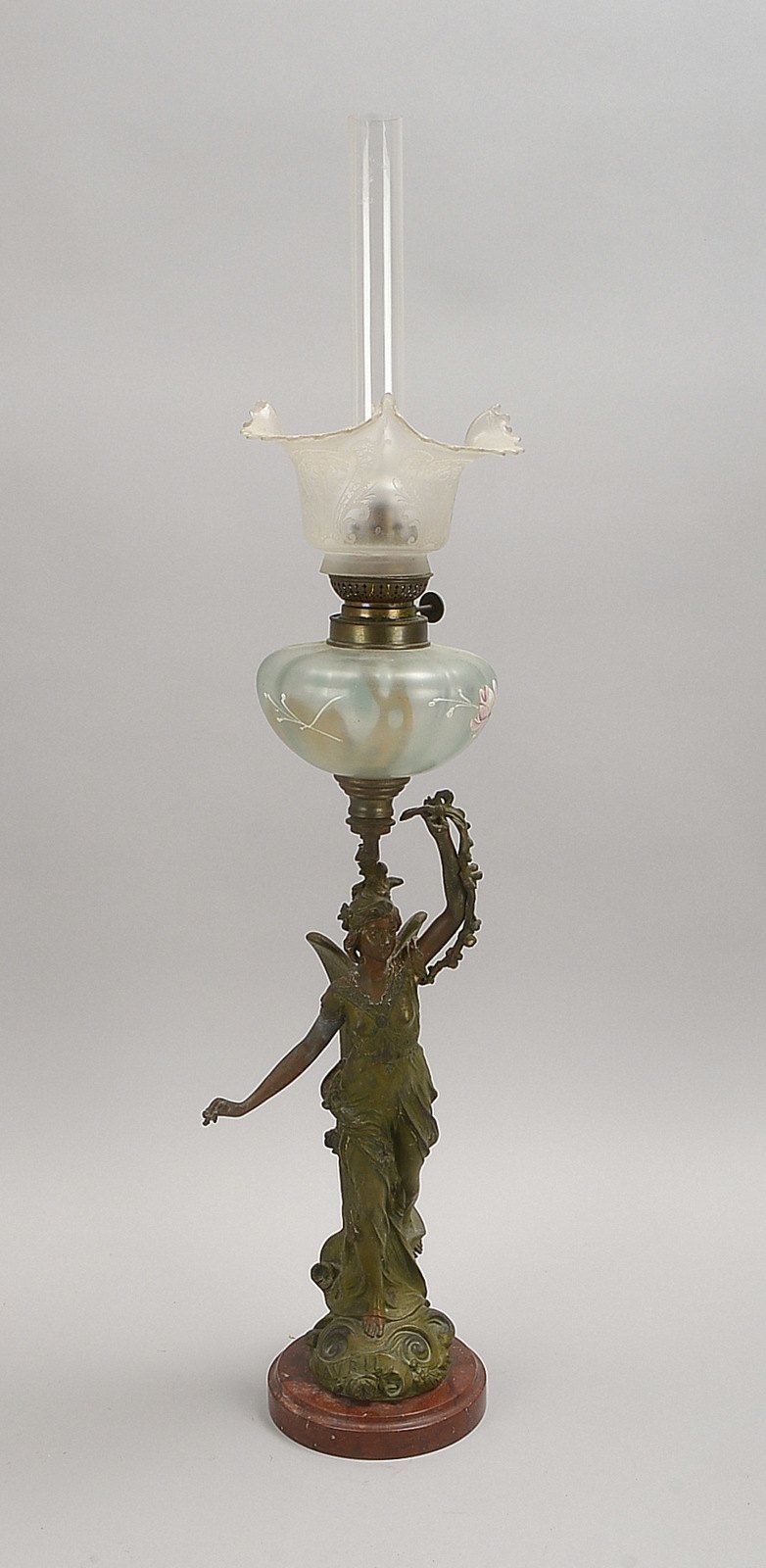 Petroleumlampe, figürl. Weißmet.-Schaft, 'Engel', Lampe als Kopfteil, matt. Glas, auf Sockel