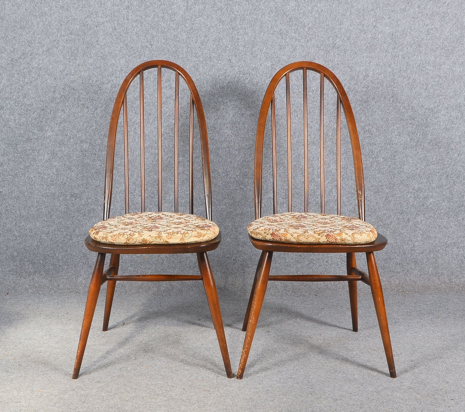 Ercol, 2 Holzstühle, dkl. gebeizte Ulme, orig. Sitzaufl., Entw. L. Ercolani, unters. gest.