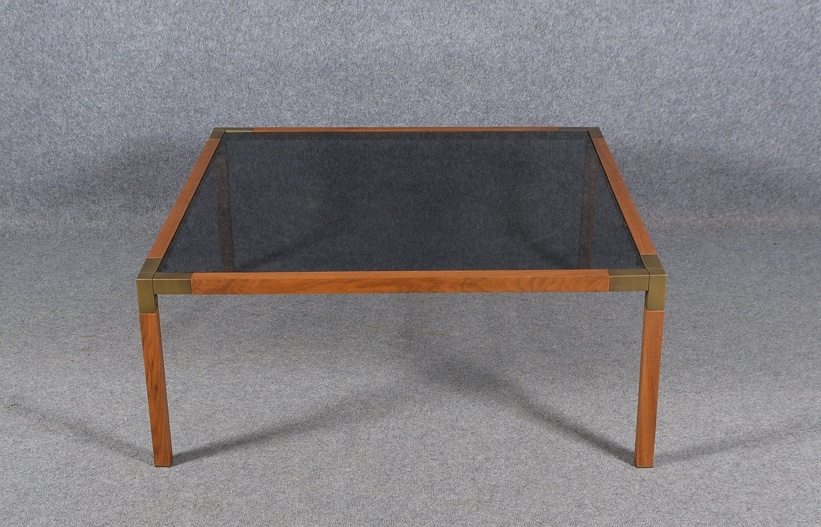 Couchtisch, mod. Ausf., Nussholz-Gest., getönte Starkglas-Platte/10 mm, Messing-Appl.