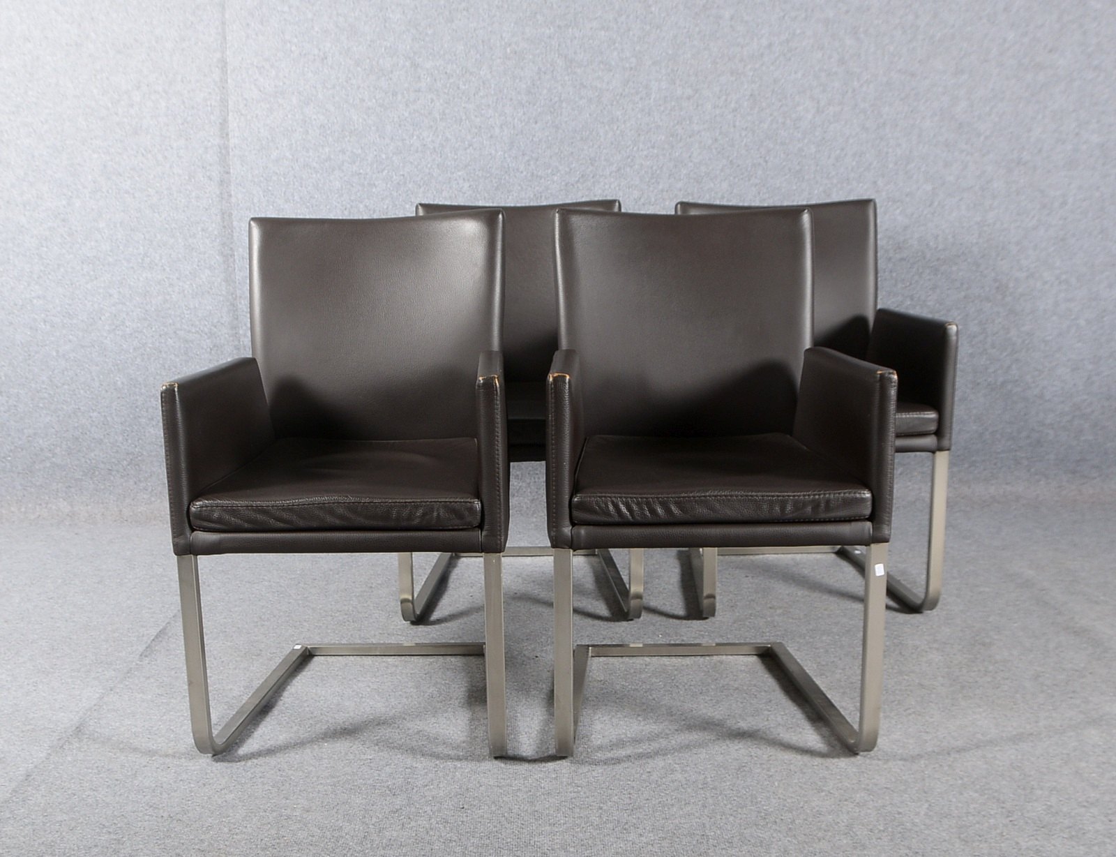 4 Designer-Freischwinger, braunes Leder, auf Chromfüßen; Lehnhöhe 93 cm