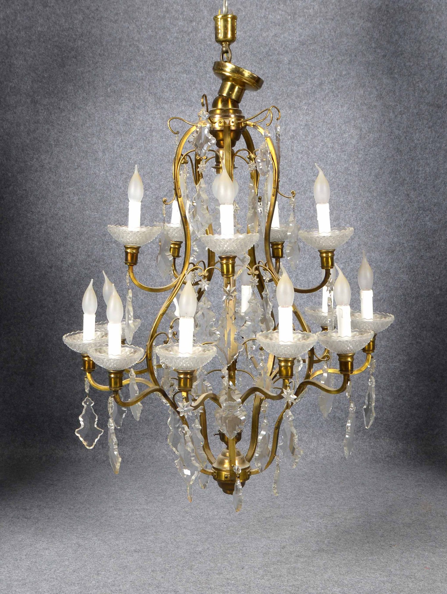 Gr. Kristall-Deckenleuchter, 16-fl., hohe Form, vielf. Glasprismen-Behang; Ø 80 cm